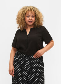 Bluse mit kurzen Ärmeln und V-Ausschnitt (GRS), Black, Model