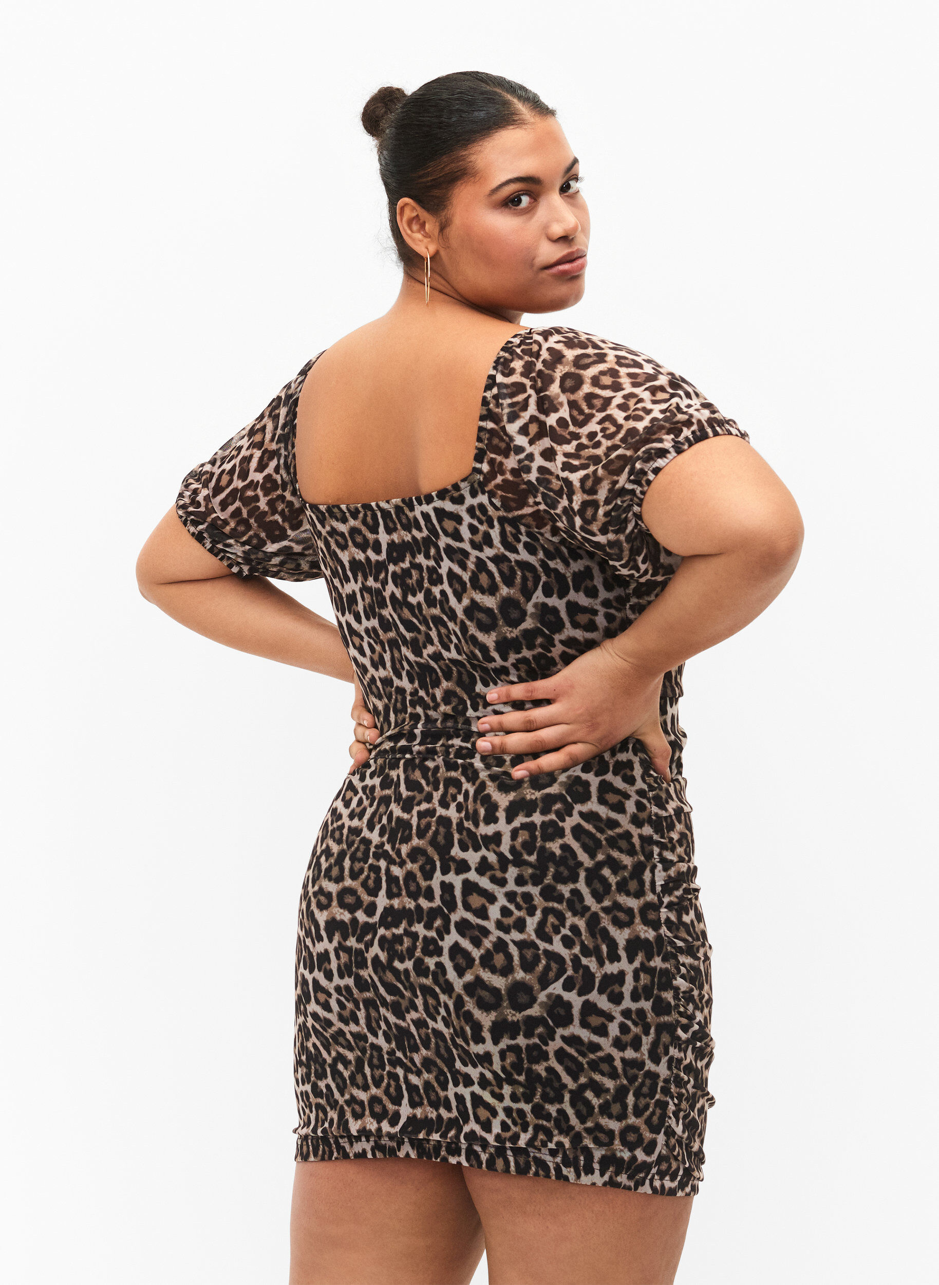 Zizzi Kurzes Kleid aus Mesh mit Leopardenprint, Leo, Model image number 1