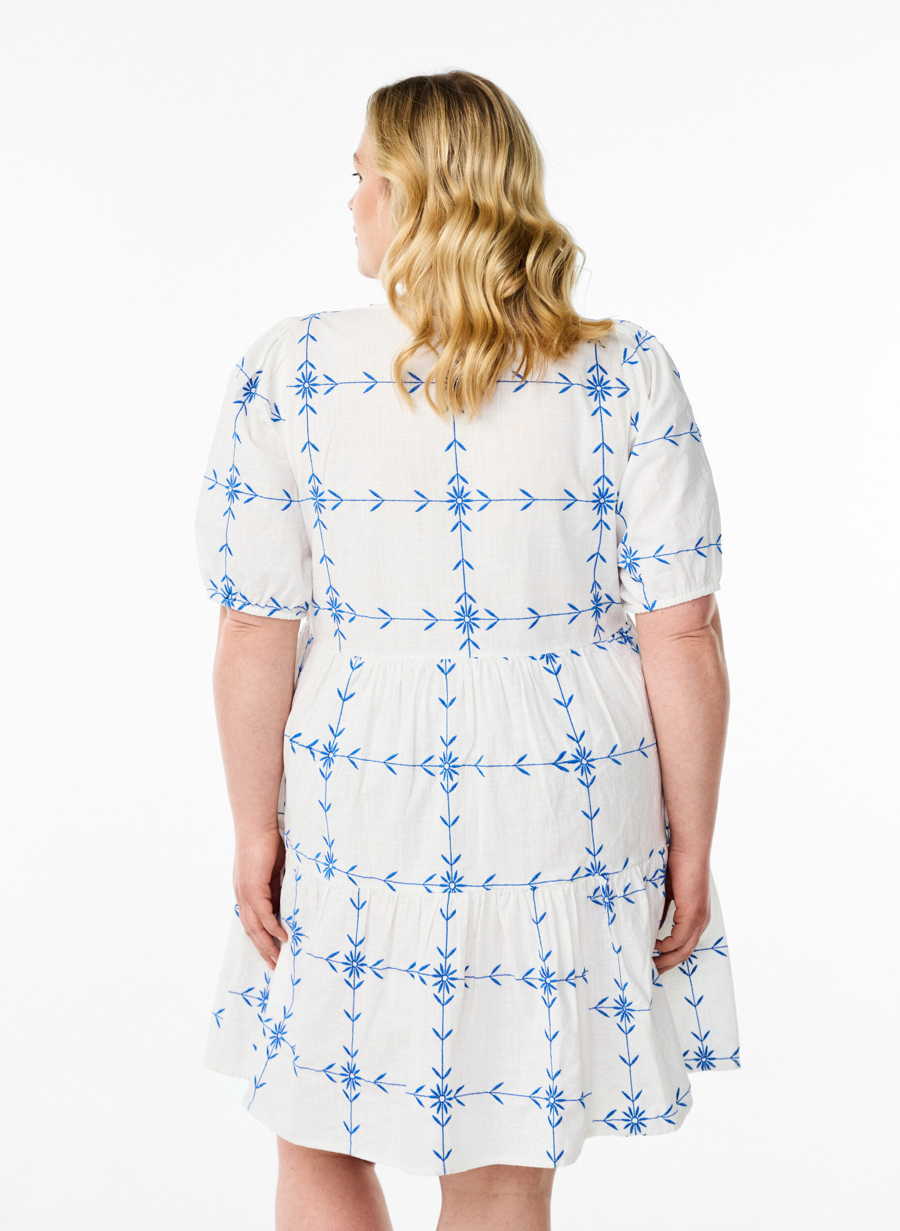 Zizzi Kurzes Kleid mit V-Ausschnitt und Stickereien, Wei&szlig;, Model image number 2