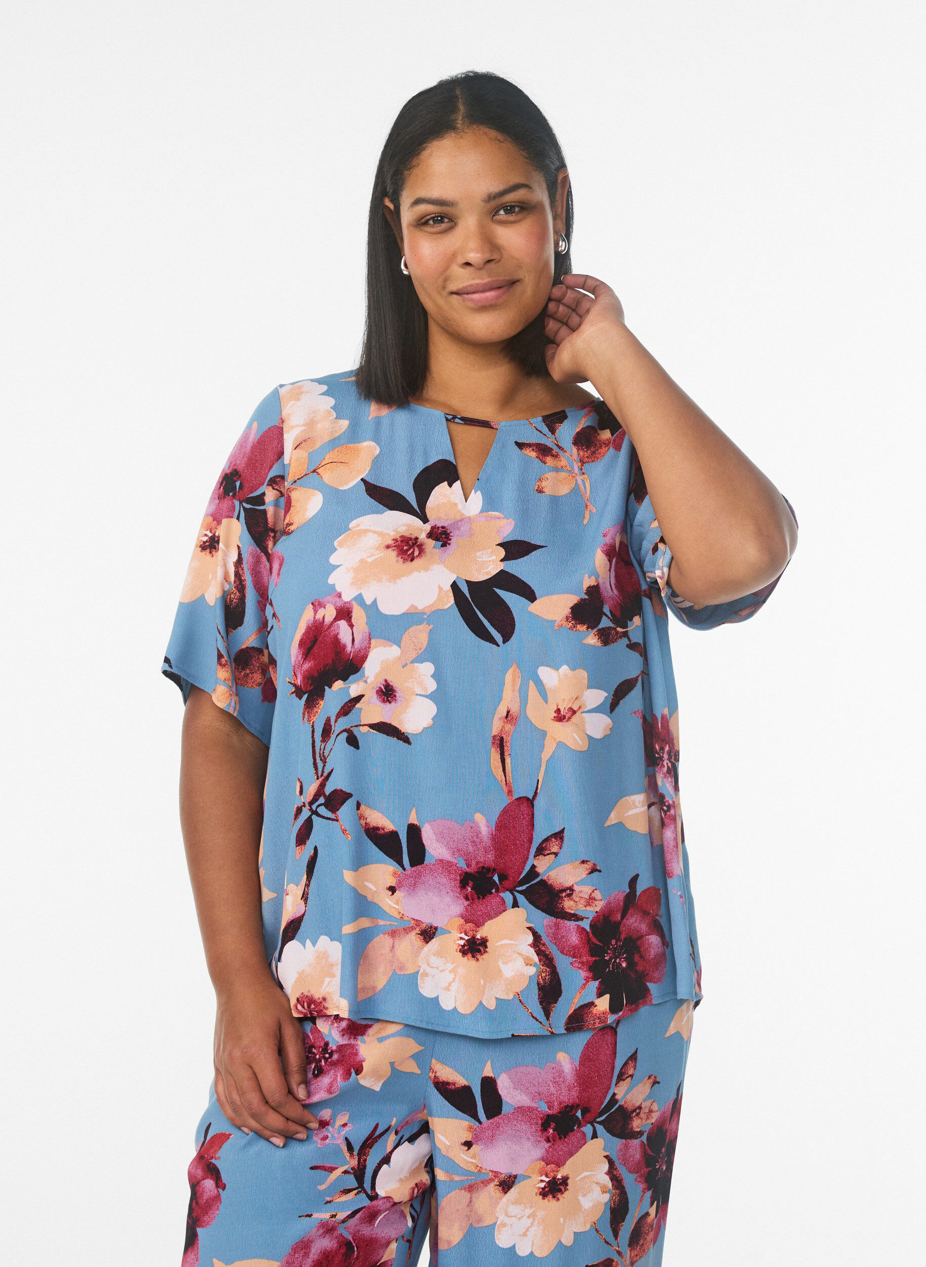 Zizzi Kurz&auml;rmelige Bluse aus Viskose mit Print, Blau, Model image number 0