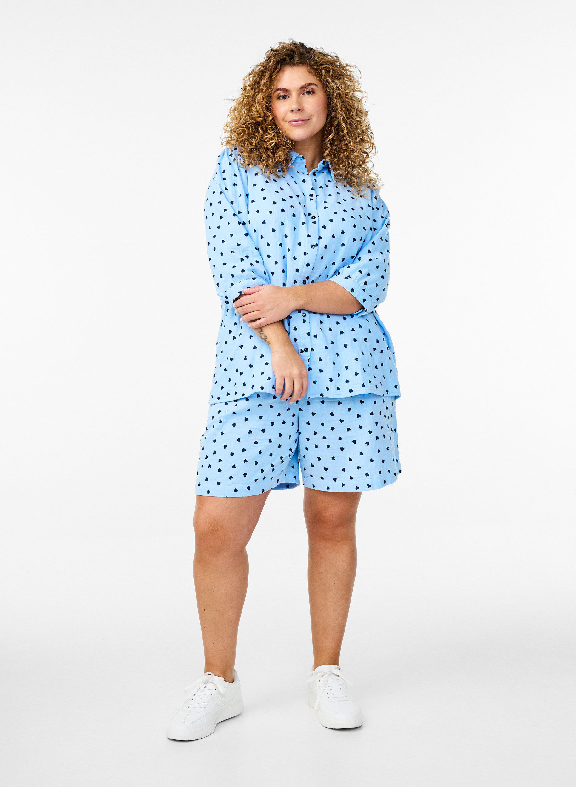 Zizzi Shorts aus Baumwoll-Musselin mit Herzen, Blau, Model image number 1