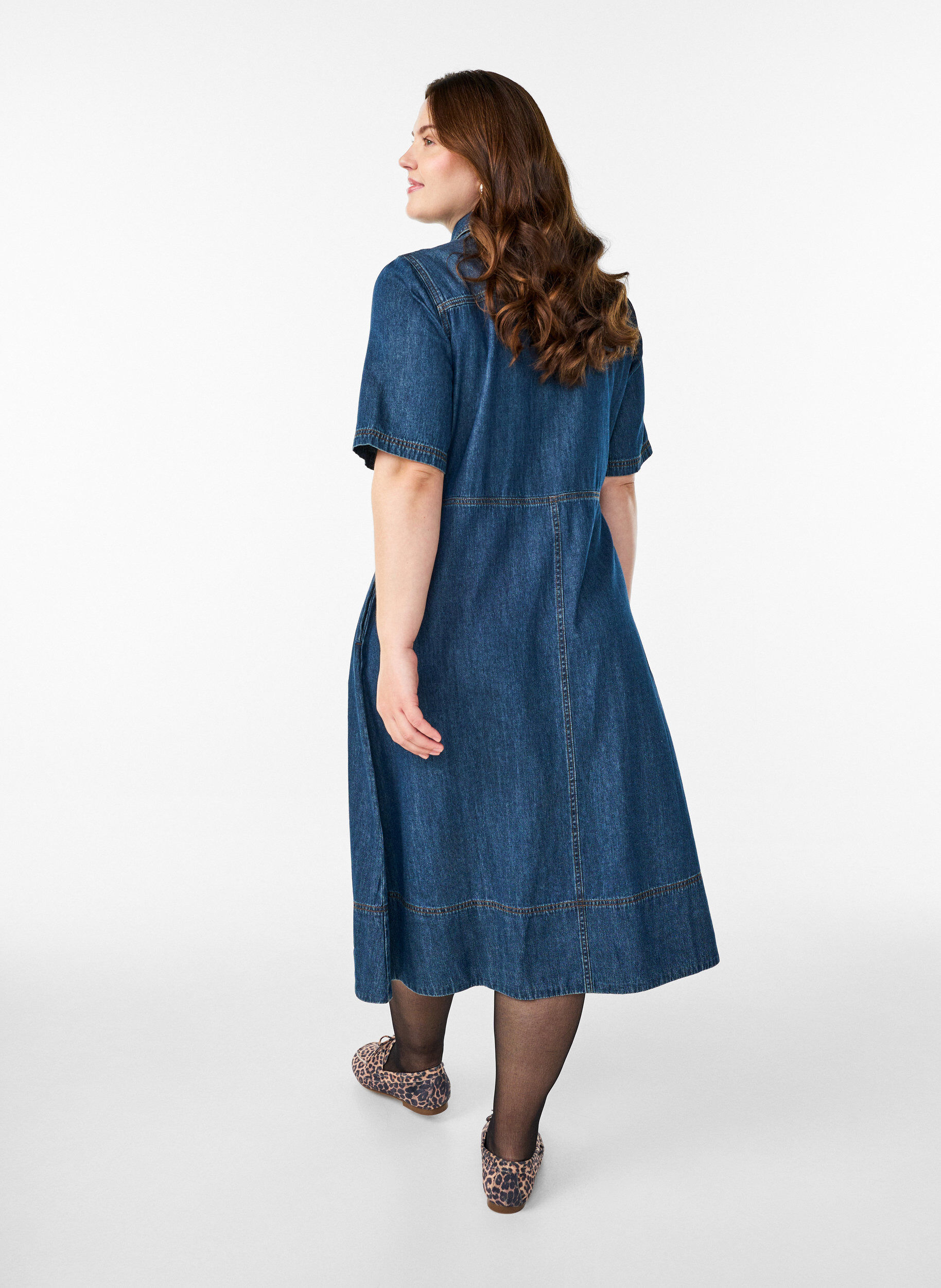 Zizzi Jeanshemdkleid mit kurzen &Auml;rmeln, Blau, Model image number 1