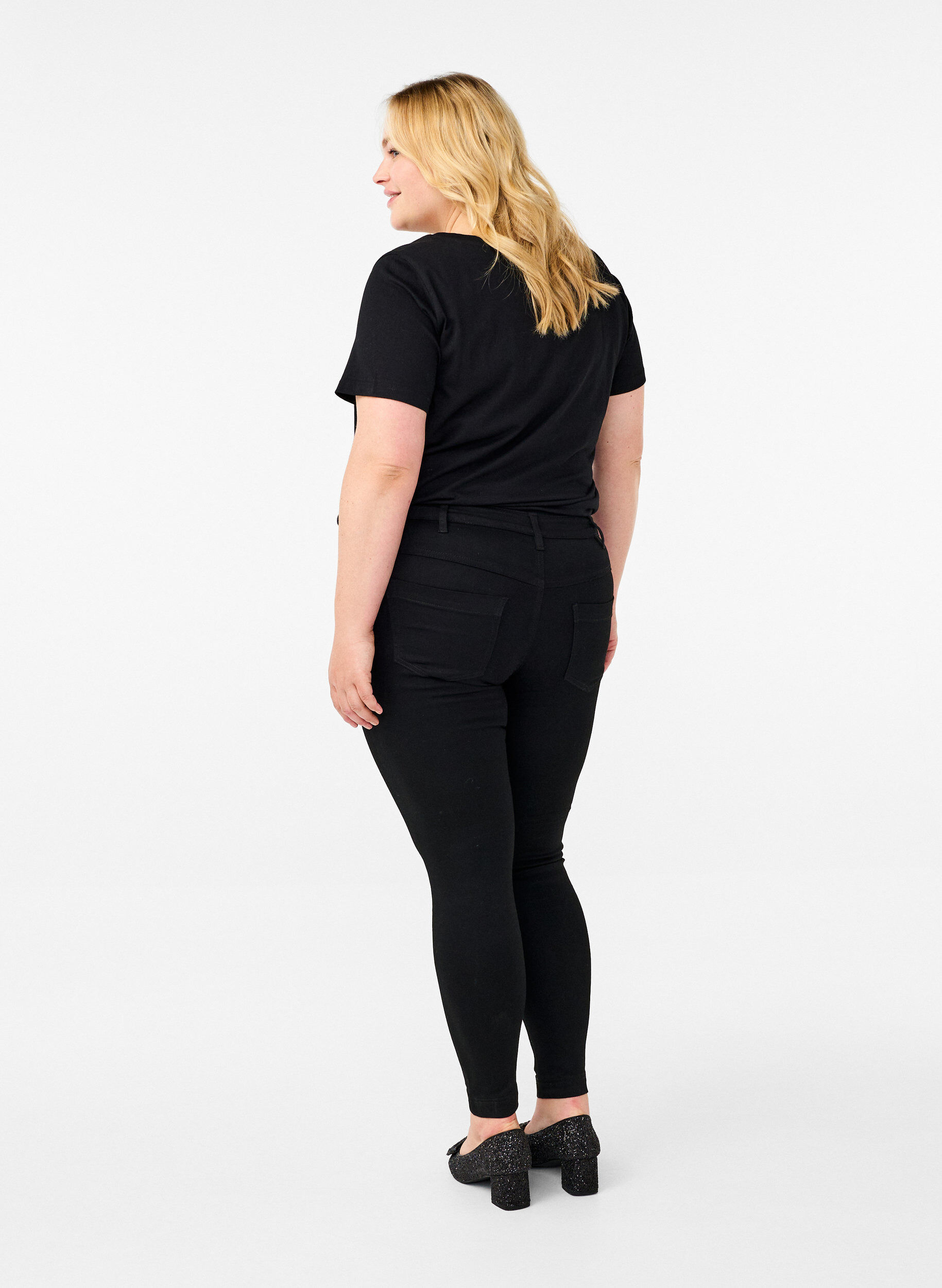 Zizzi Super Slim Amy Jeans mit aufgestickten Details, Black, Model image number 1