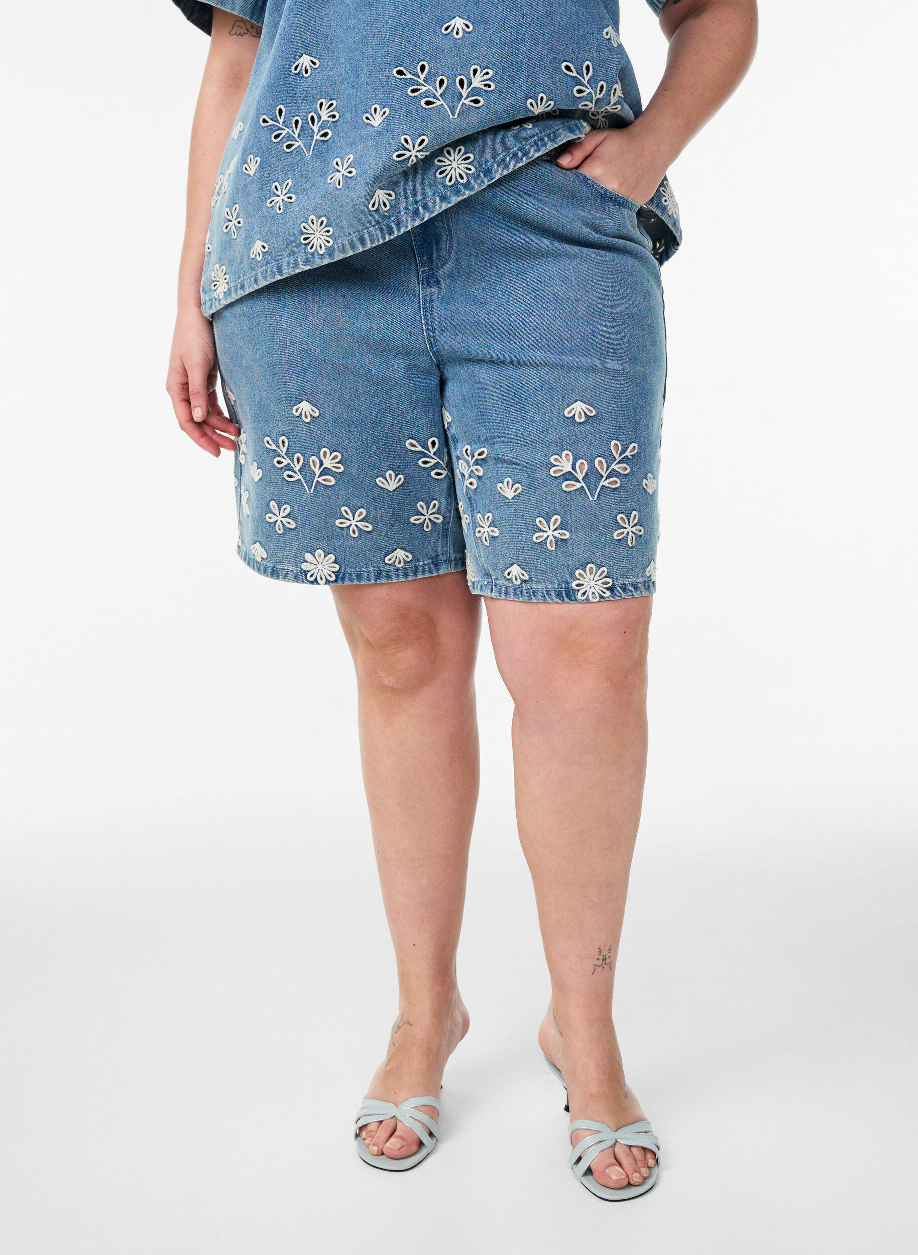 Zizzi Jeansshorts mit Lochstickerei und hoher Taille, Blau, Model image number 3