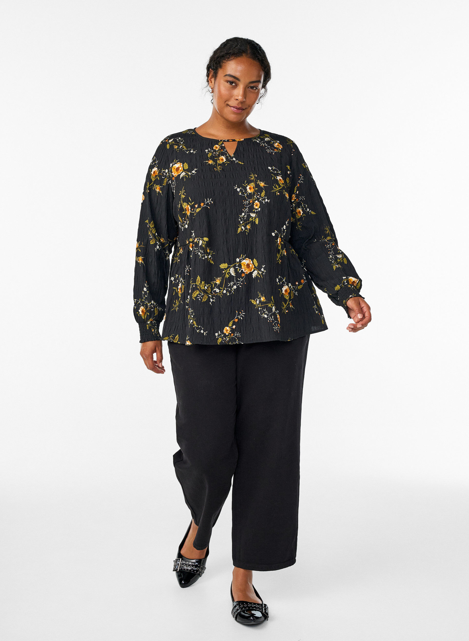 Zizzi Lang&auml;rmelige Bluse mit gebl&uuml;mtem Muster, Schwarz, Model image number 1