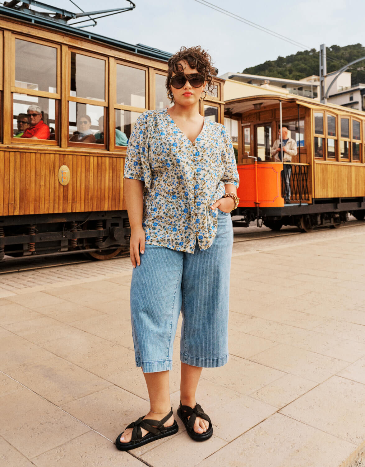 In Denim gekleidet