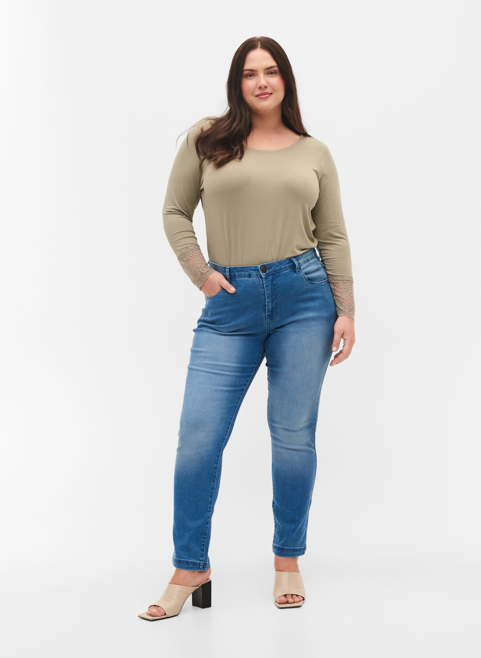 Slim Fit Emily Jeans mit normaler Taille, Light blue, Model