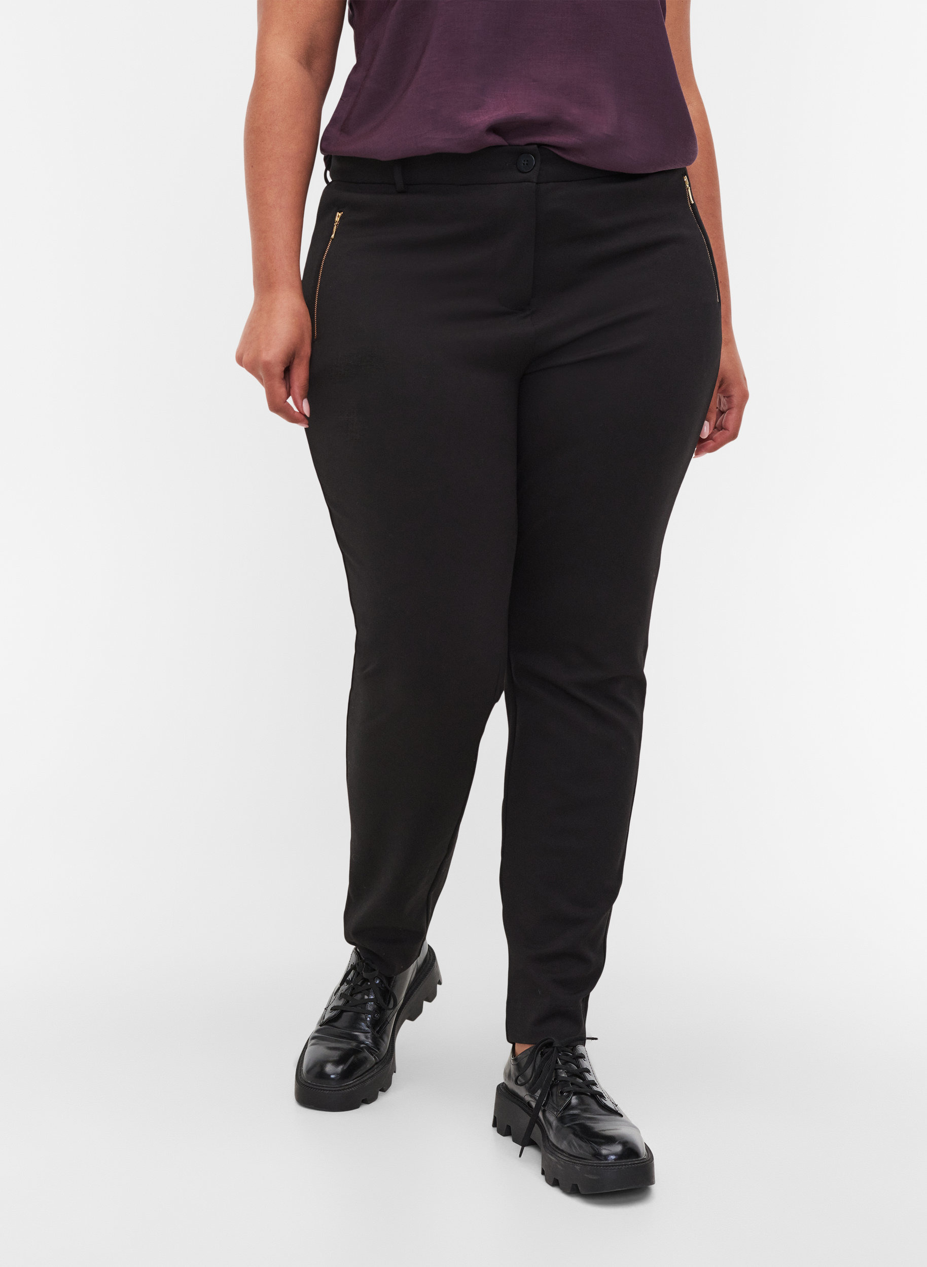 Enganliegende Hose mit Taschen und Reißverschluss, Black, Model image number 2