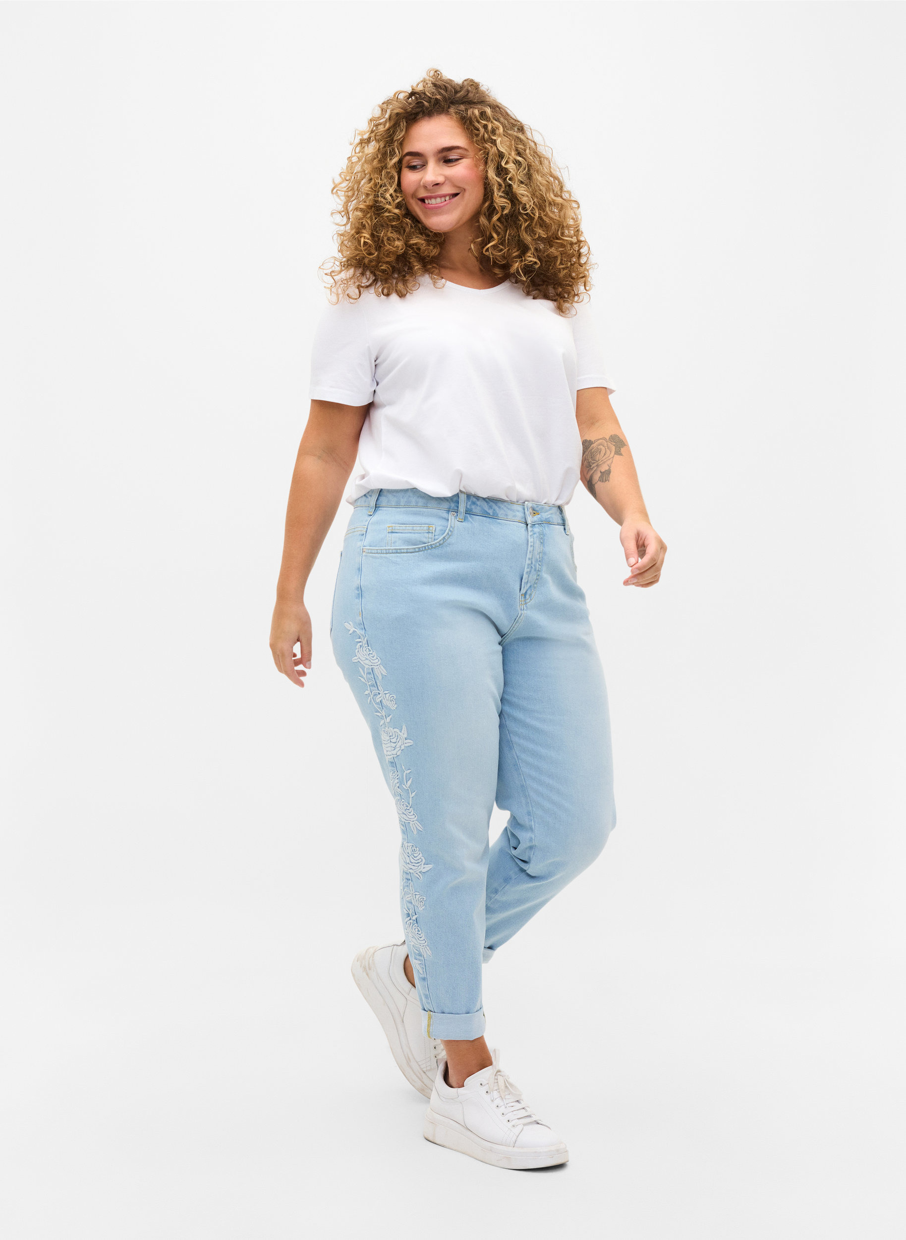 Cropped Mom Fit Mille Jeans mit Stickerei, Light blue denim, Model