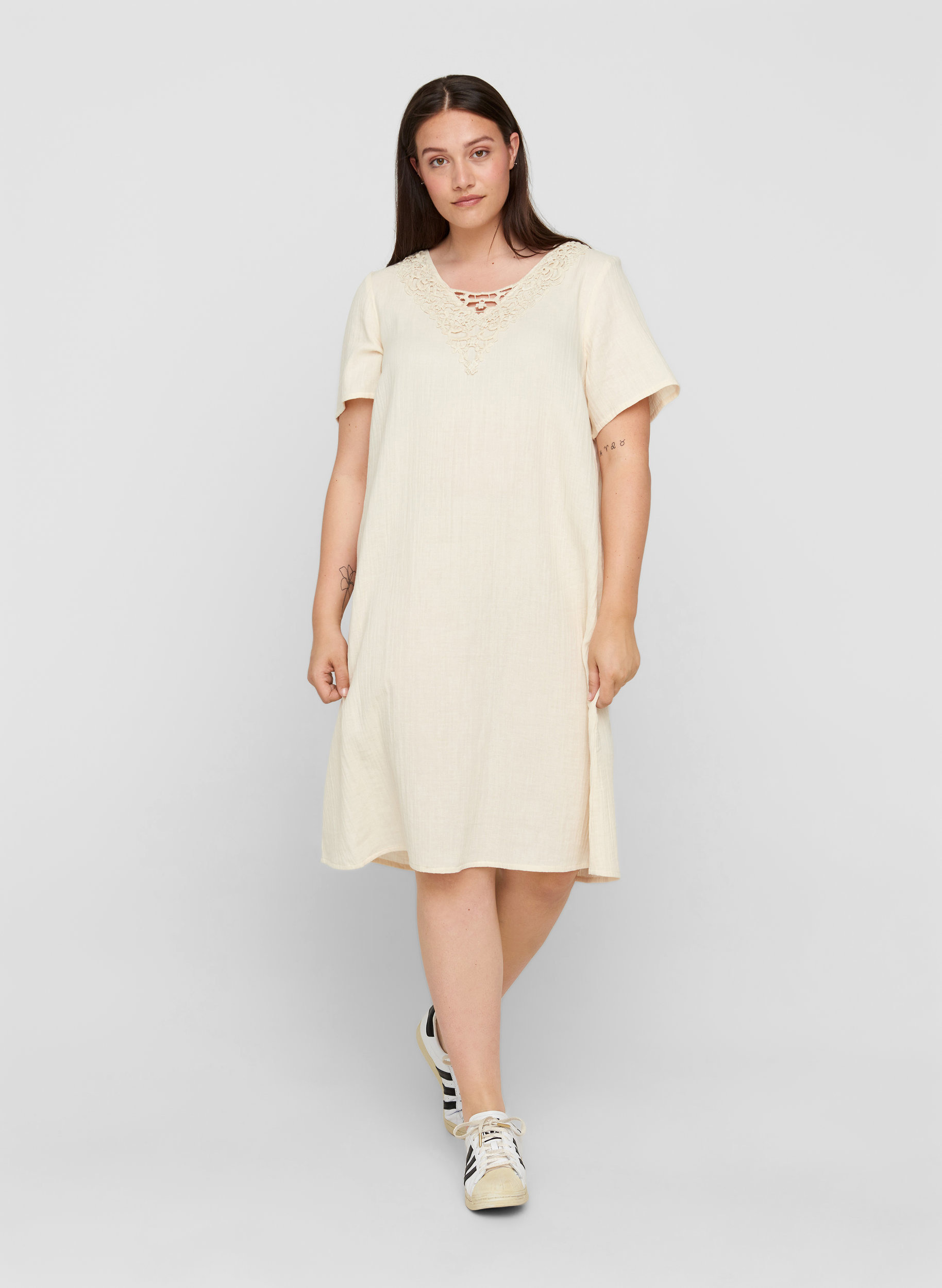 Kurzarm Kleid aus Baumwolle mit Stickerei, Beige As Sample, Model image number 2
