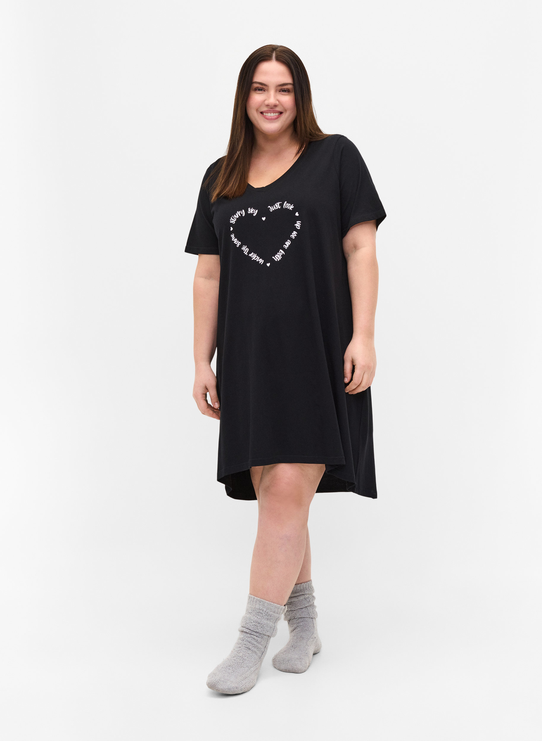 Kurzarm Nachthemd aus Baumwolle, Black w. White HEART, Model image number 2
