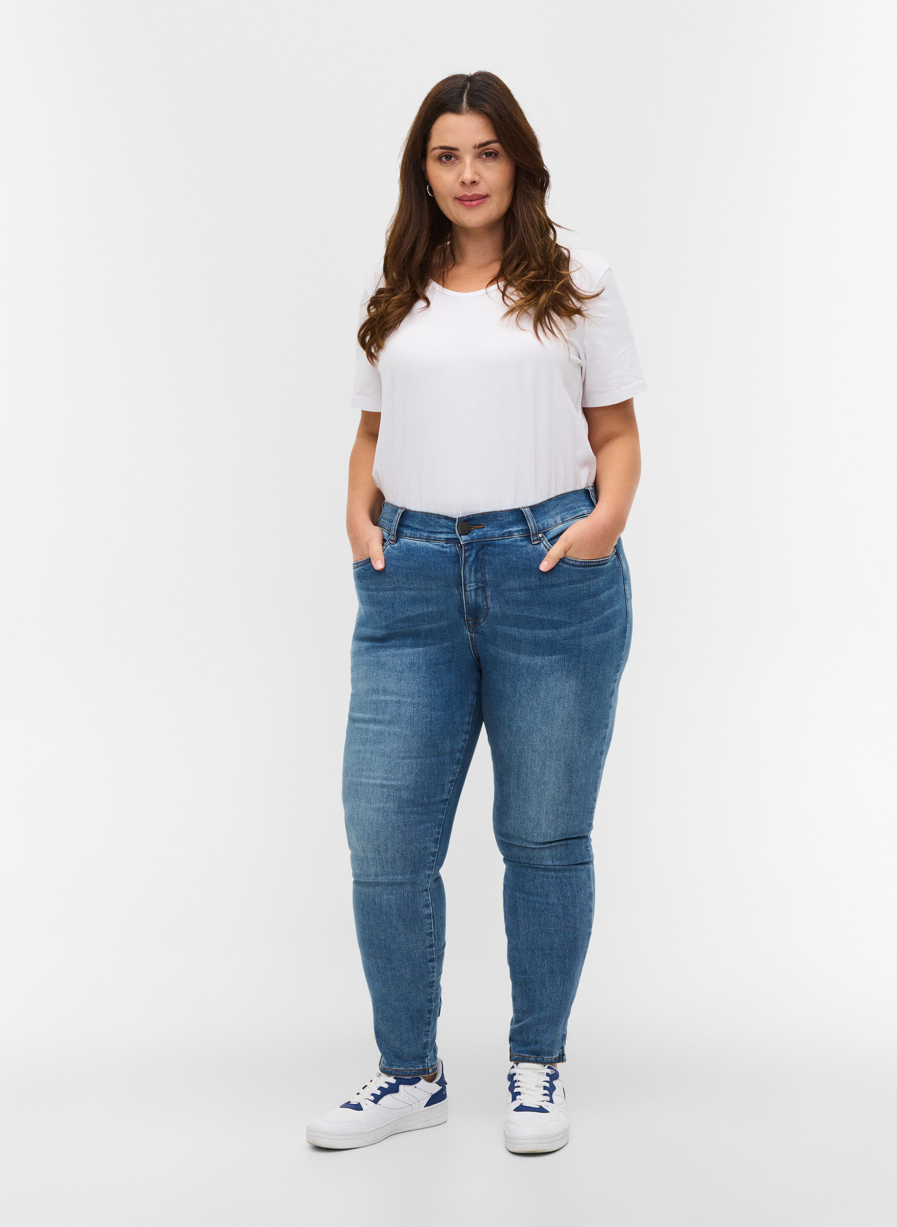 Cropped Amy Jeans mit hoher Taille und Schleife, Blue denim, Model
