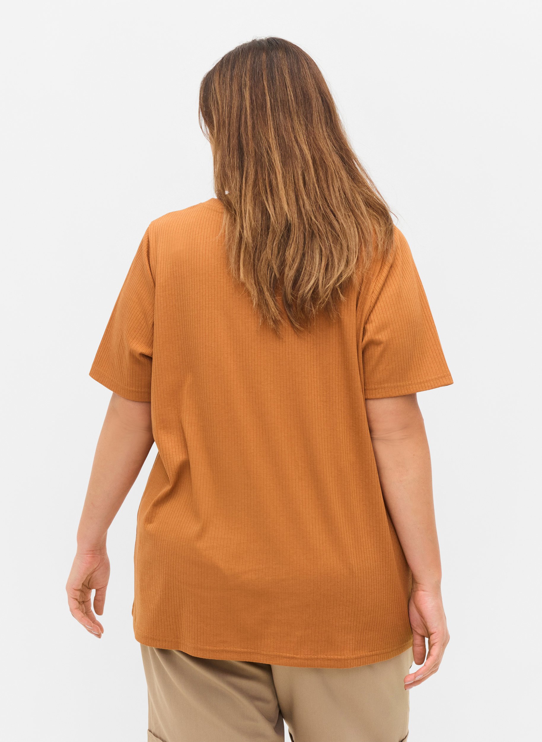Kurzarm T-Shirt in Rippqualität, Pecan Brown, Model