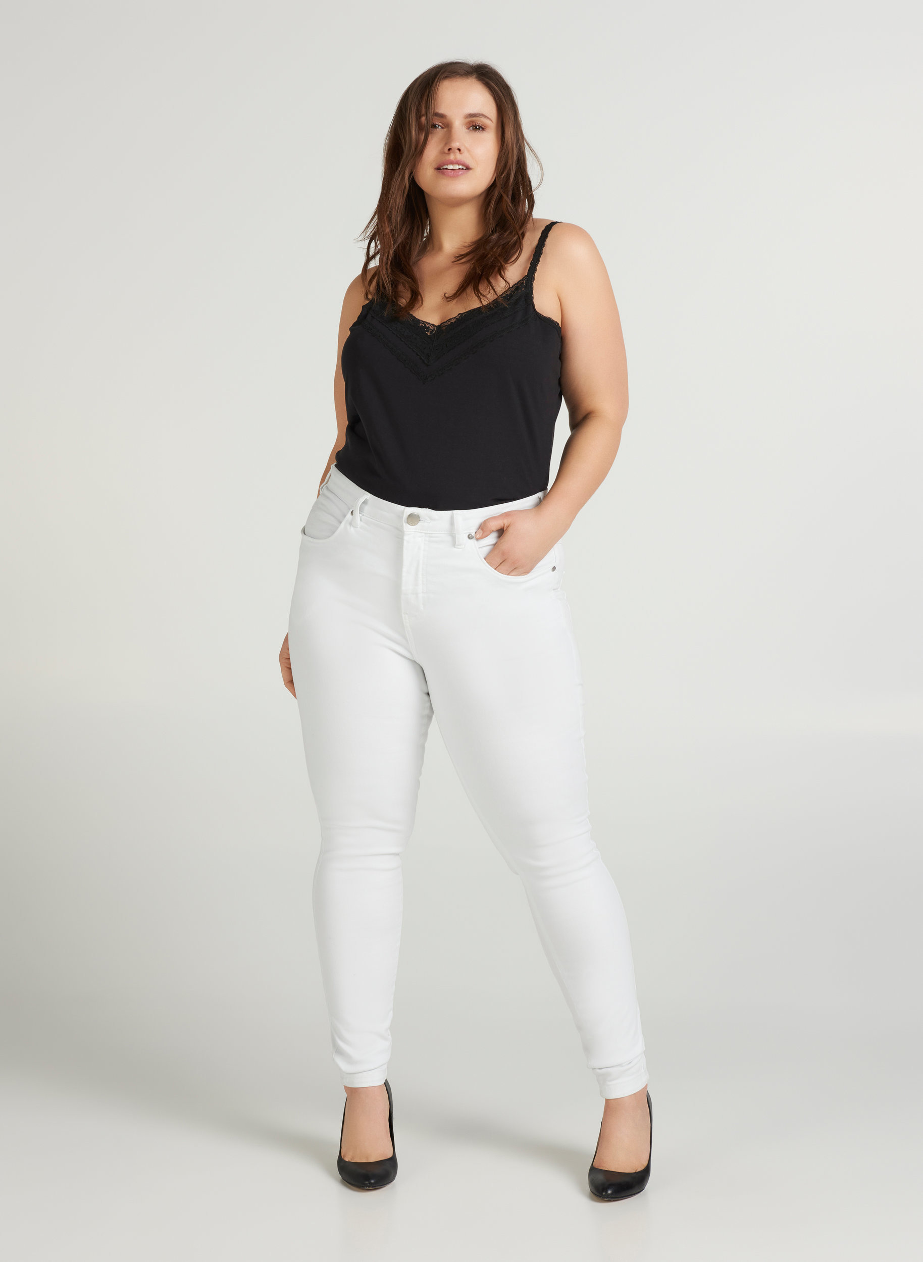 Super Slim Amy Jeans mit hoher Taille, Bright White, Model image number 4