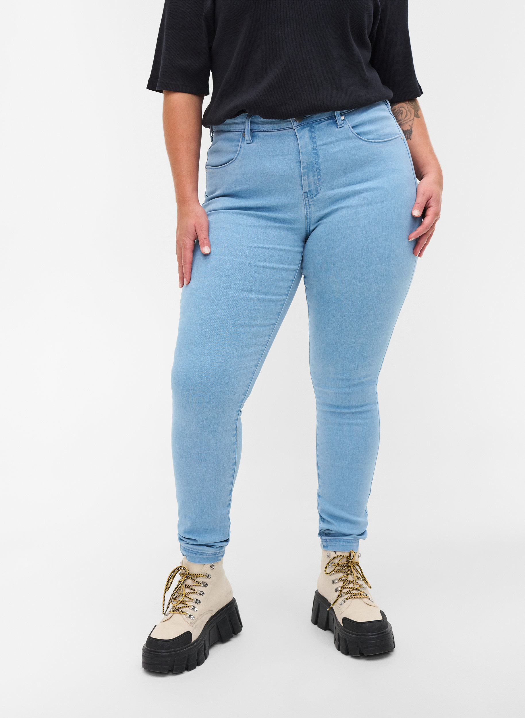 Super Slim Amy Jeans mit hoher Taille, Ex Lt Blue, Model image number 2