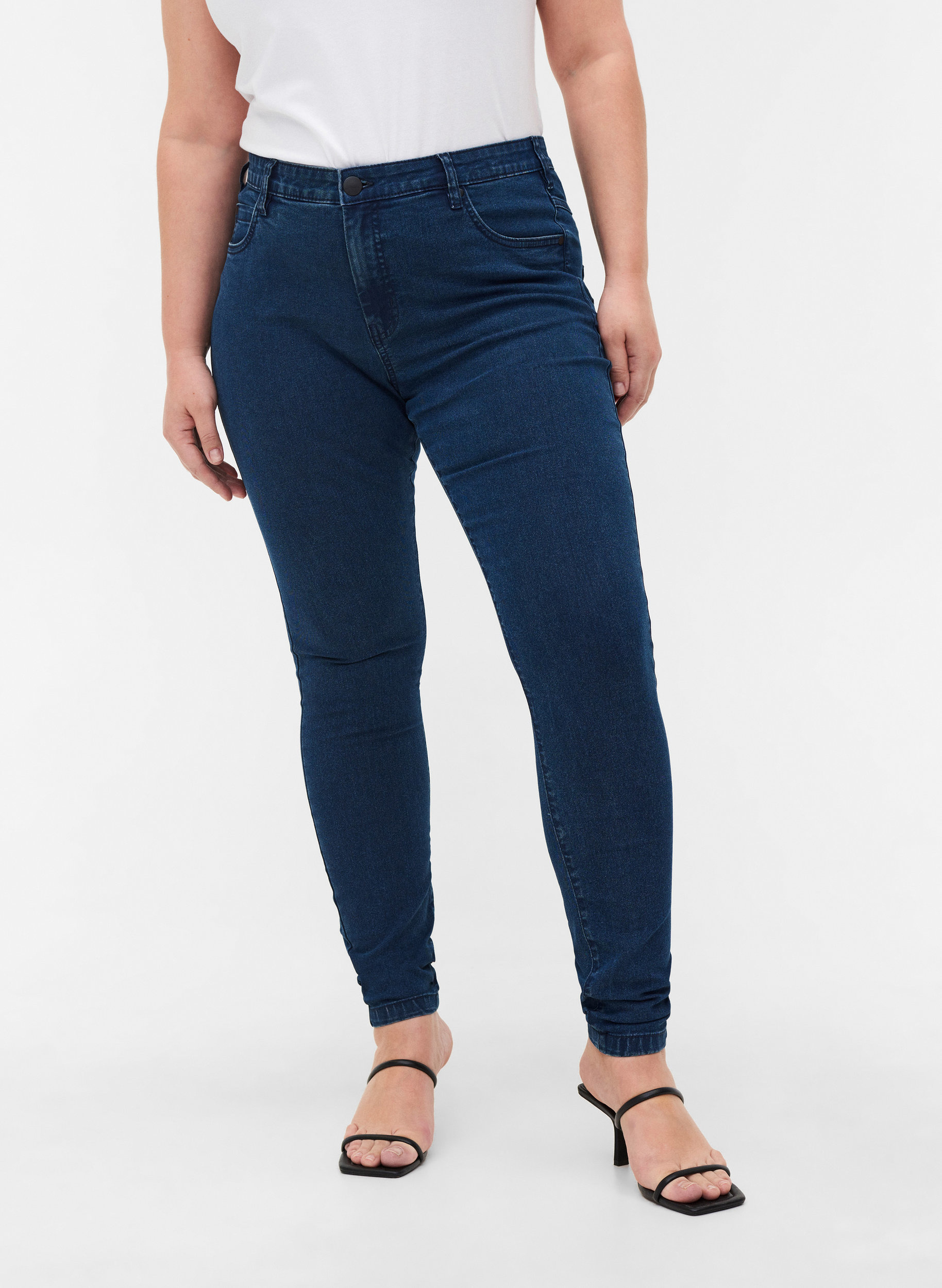 Hochtaillierte Super Slim Amy Jeans, Dark blue, Model image number 4