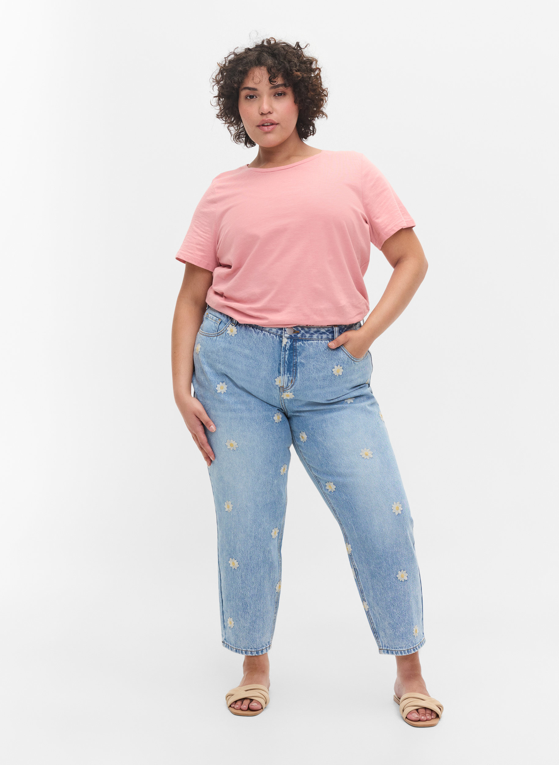 Mille Mom Fit Jeans mit Blumenstickerei, Light Blue w. Flower, Model image number 2