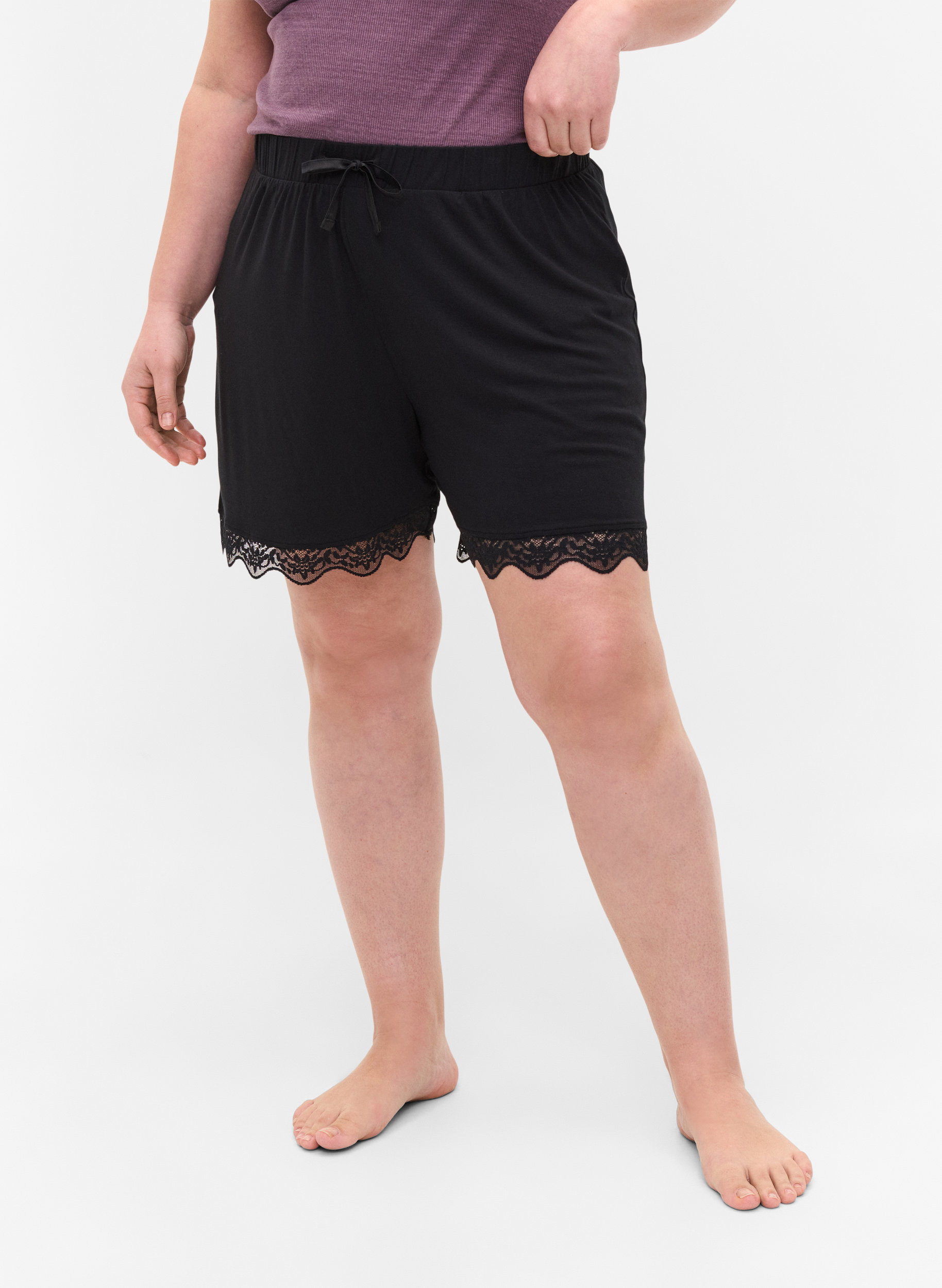 Kurze Schlafanzughose aus Viskose mit Spitzendetails, Black, Model image number 1