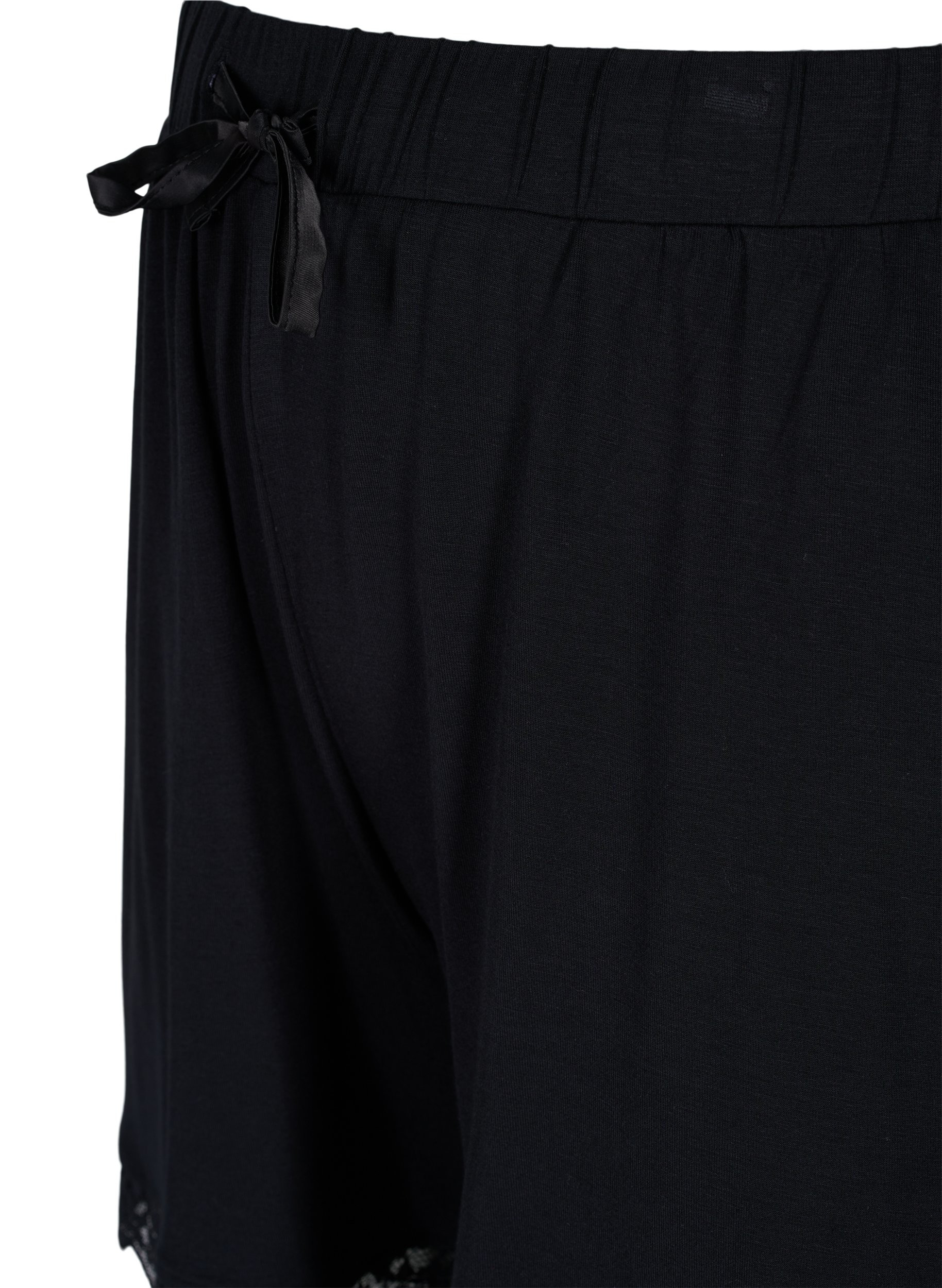 Kurze Schlafanzughose aus Viskose mit Spitzendetails, Black, Packshot image number 2