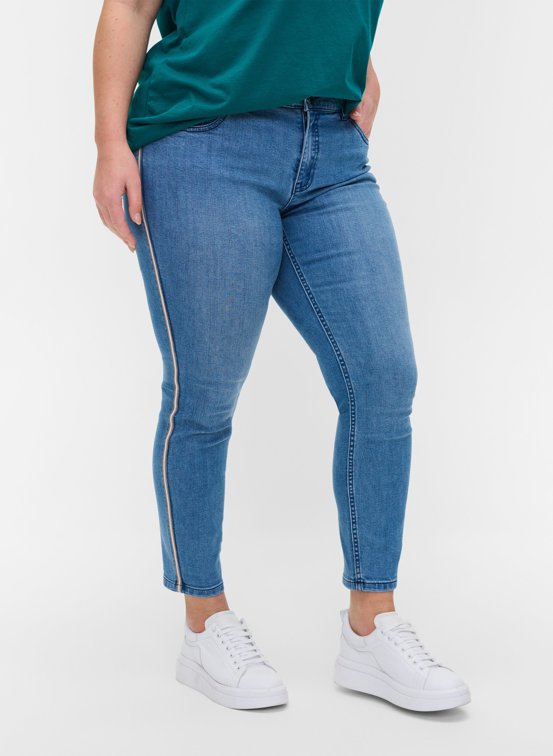Cropped Sanna Jeans mit Streifen an der Seite, Light blue denim, Model image number 3