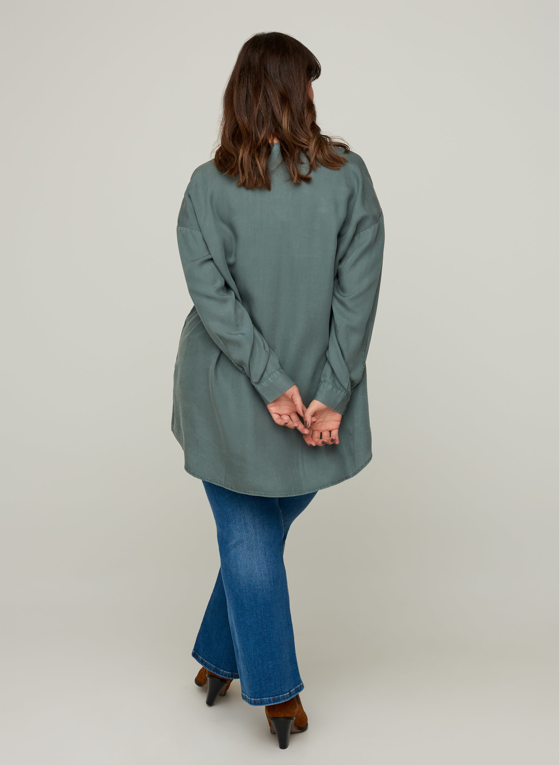 Bluse aus Lyocell mit V-Ausschnitt, Balsam Green, Model image number 1