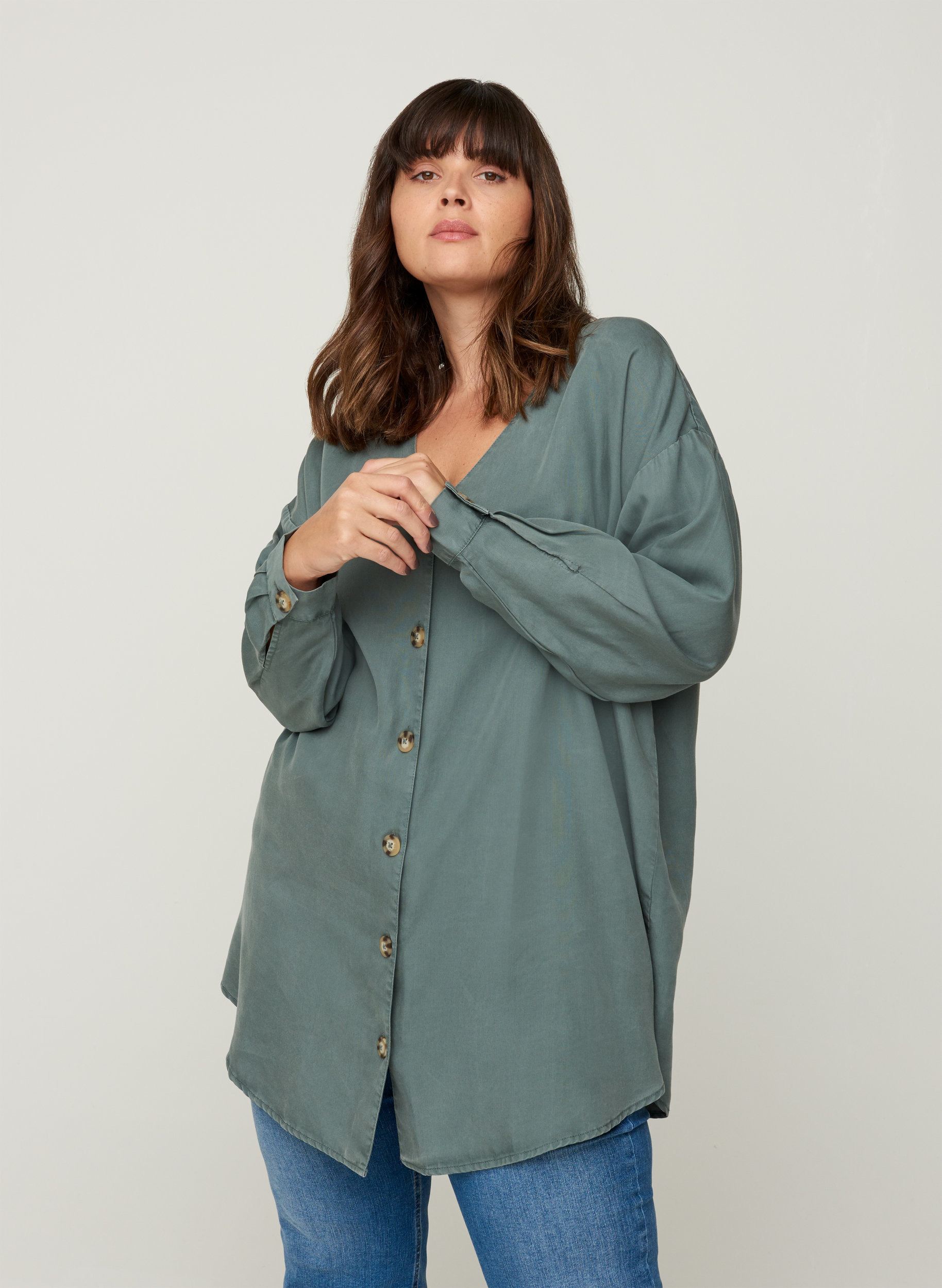 Bluse aus Lyocell mit V-Ausschnitt, Balsam Green, Model