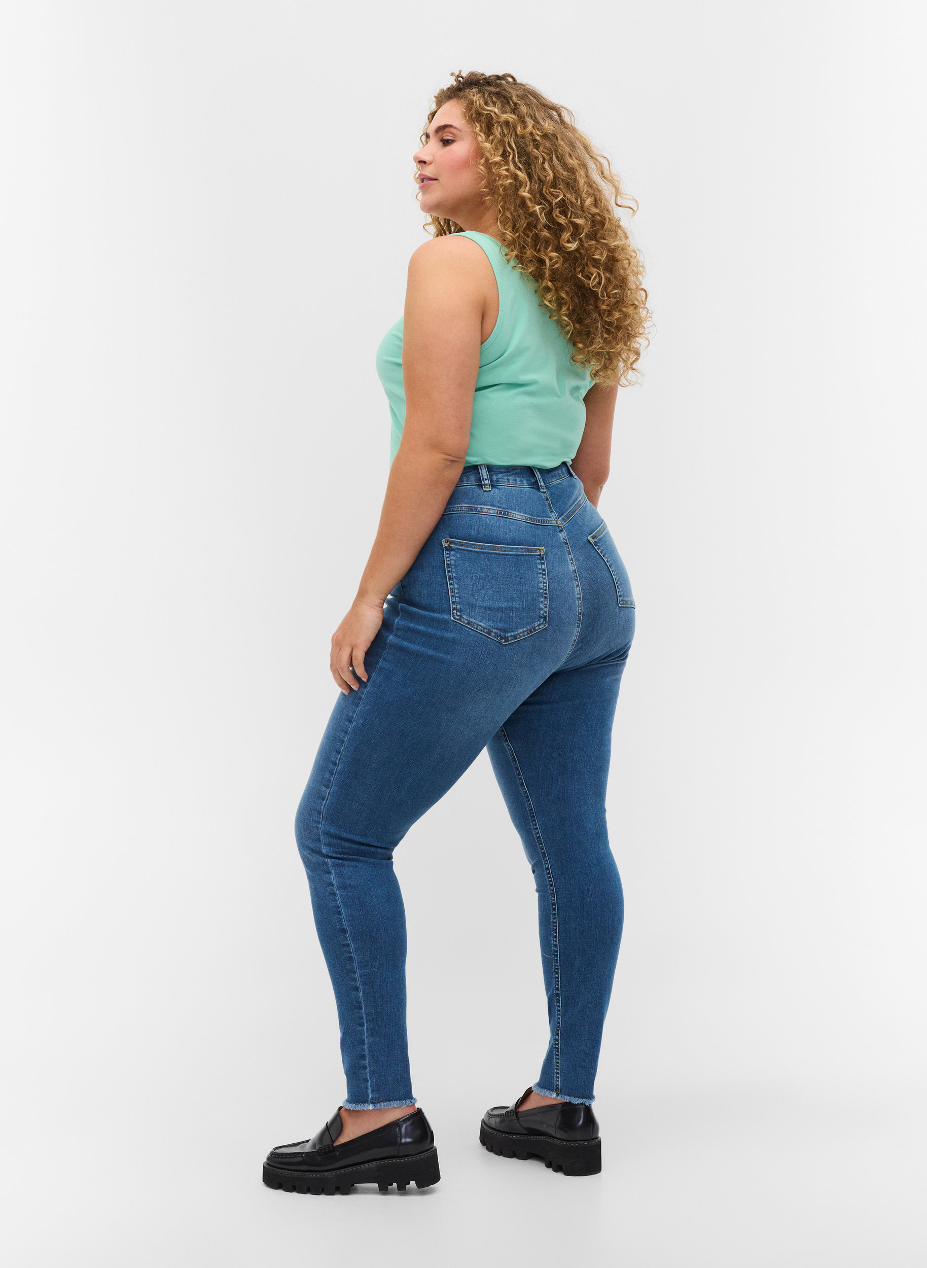 Bea Jeans mit hoher Taille, Blue denim, Model