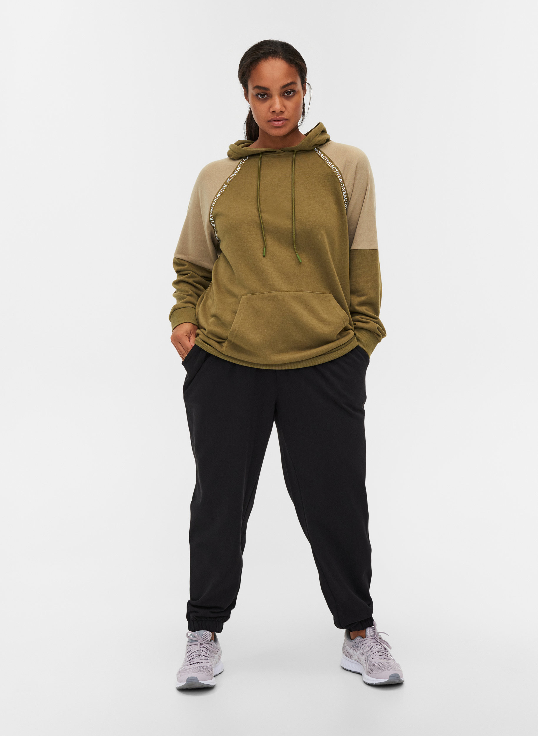 Sweatshirt mit Kapuze und Tasche, Olive Drab, Model image number 2