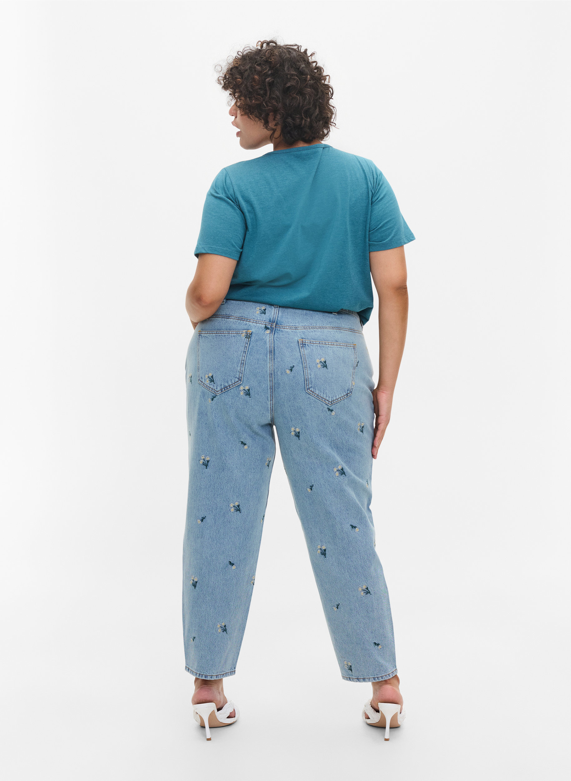 Mille Mom Fit Jeans mit Blumenstickerei, Blue w. Small Flower, Model image number 1