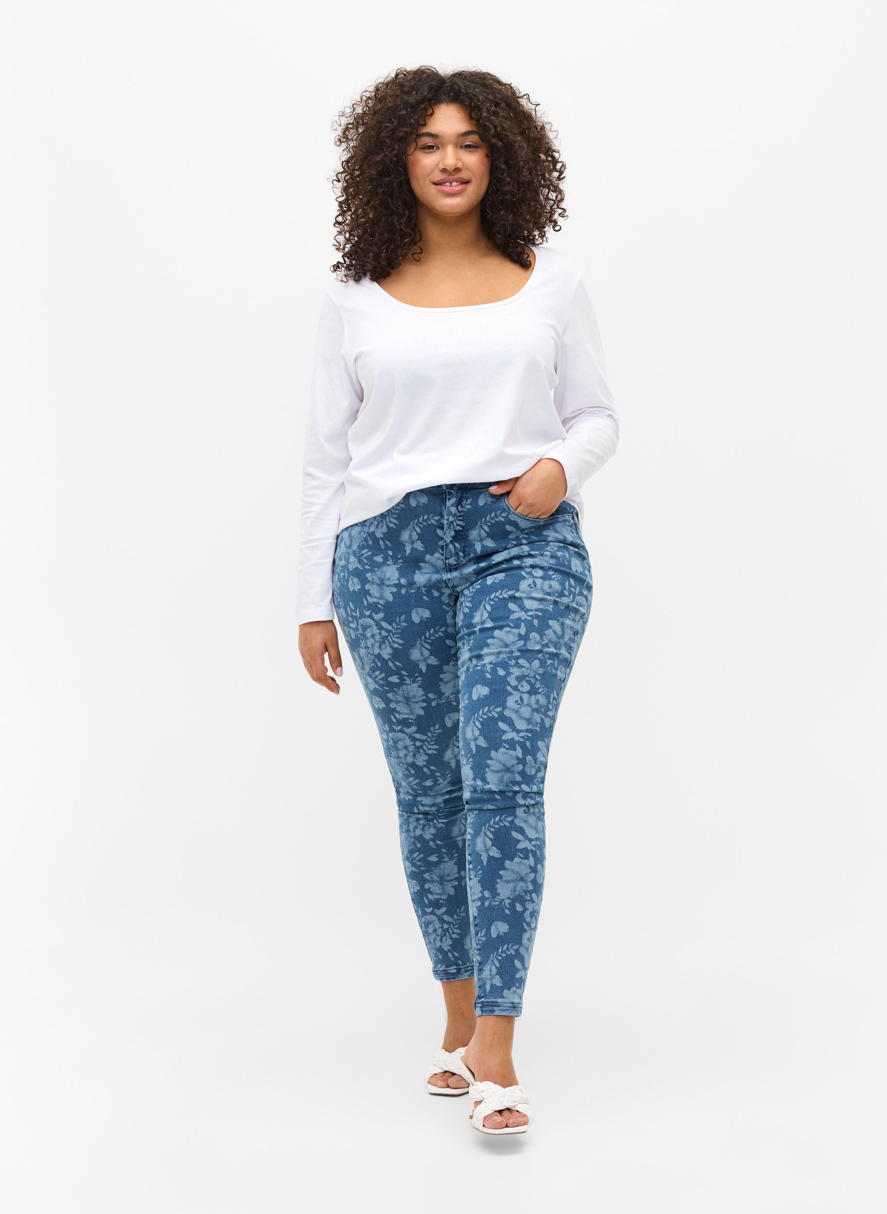Super Slim Amy Jeans mit Muster, Blue denim, Model image number 2