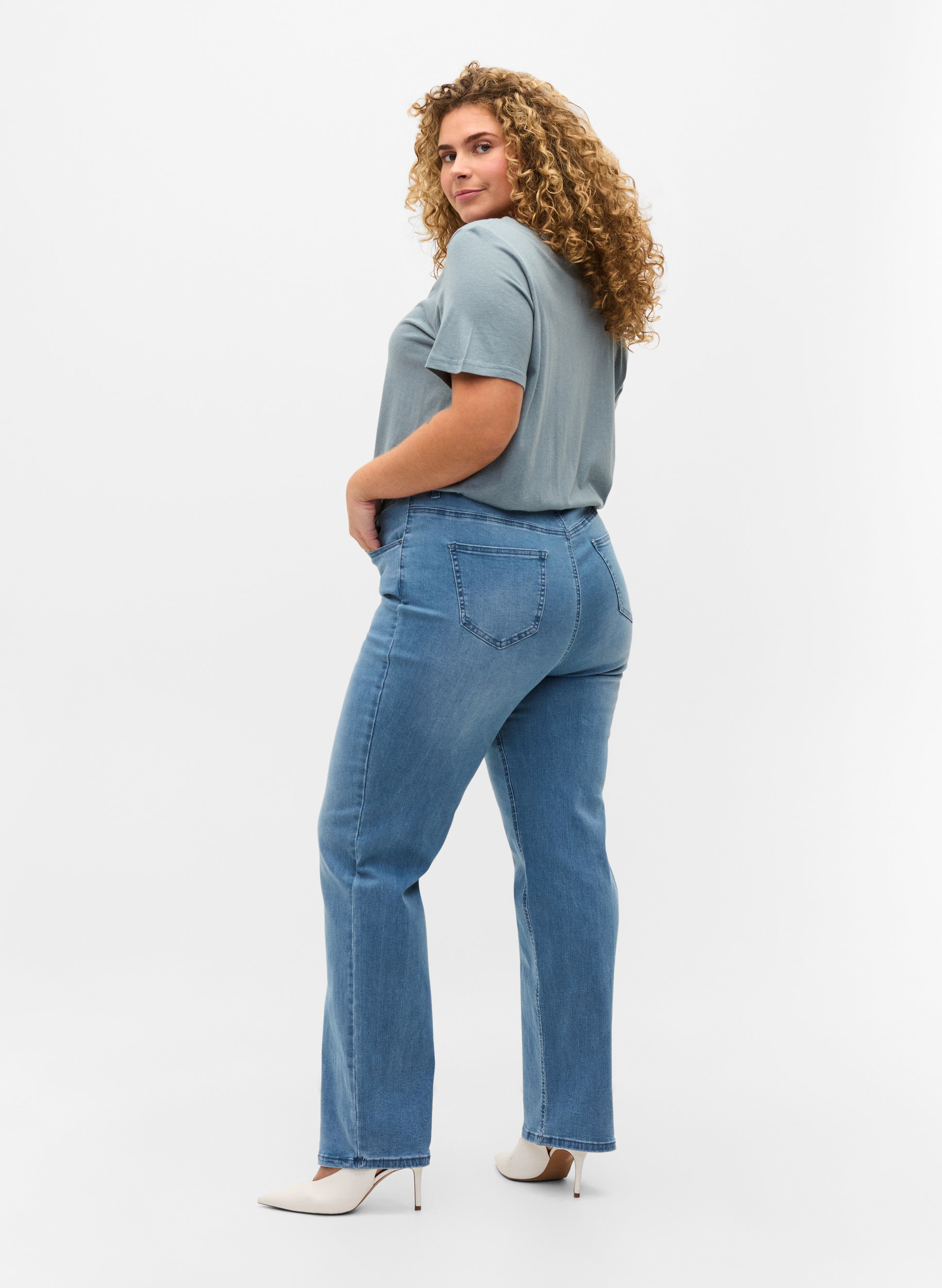 Jeans mit extra hoher Taille, Light blue, Model image number 1