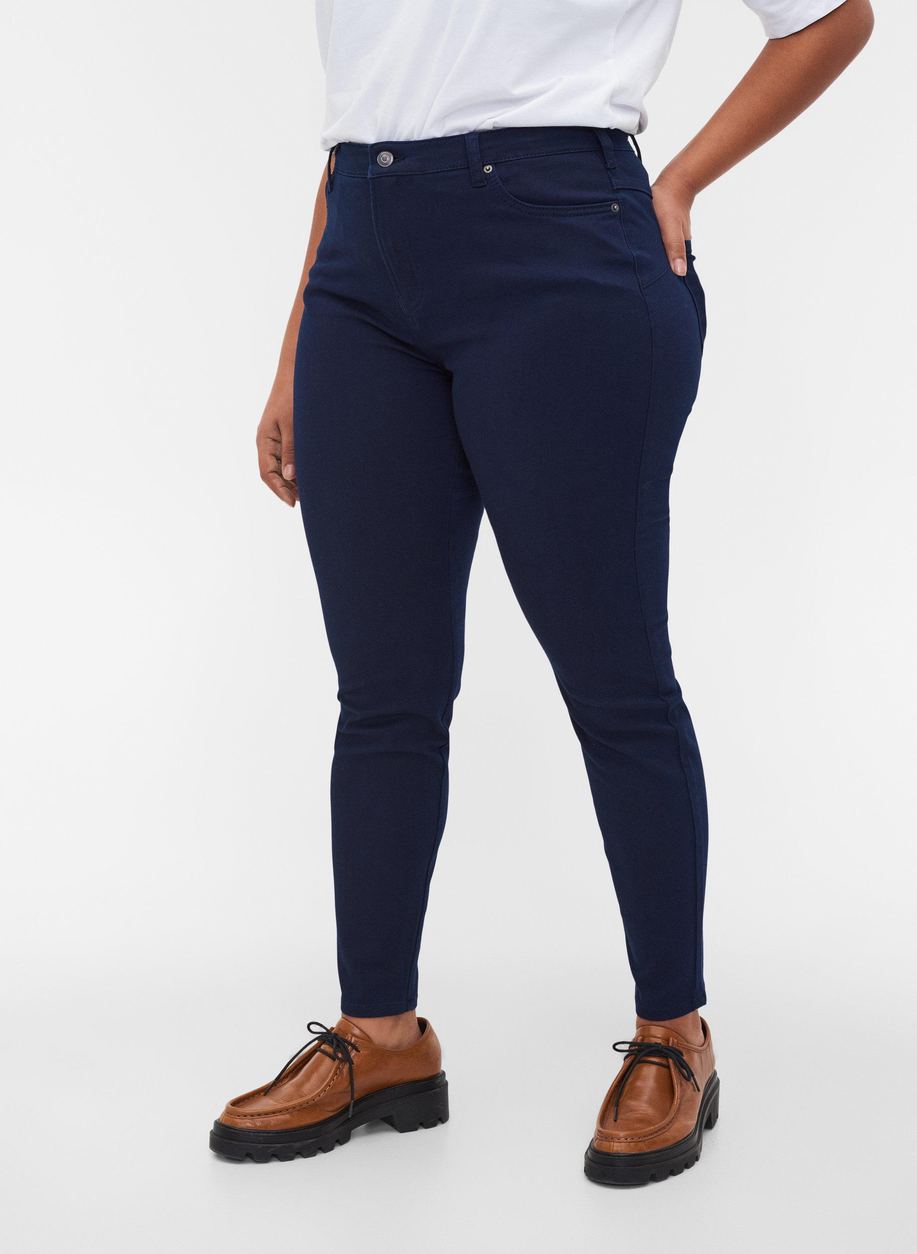 Hochtaillierte Amy Jeans mit 4-Way Stretch, Dark blue, Model image number 2