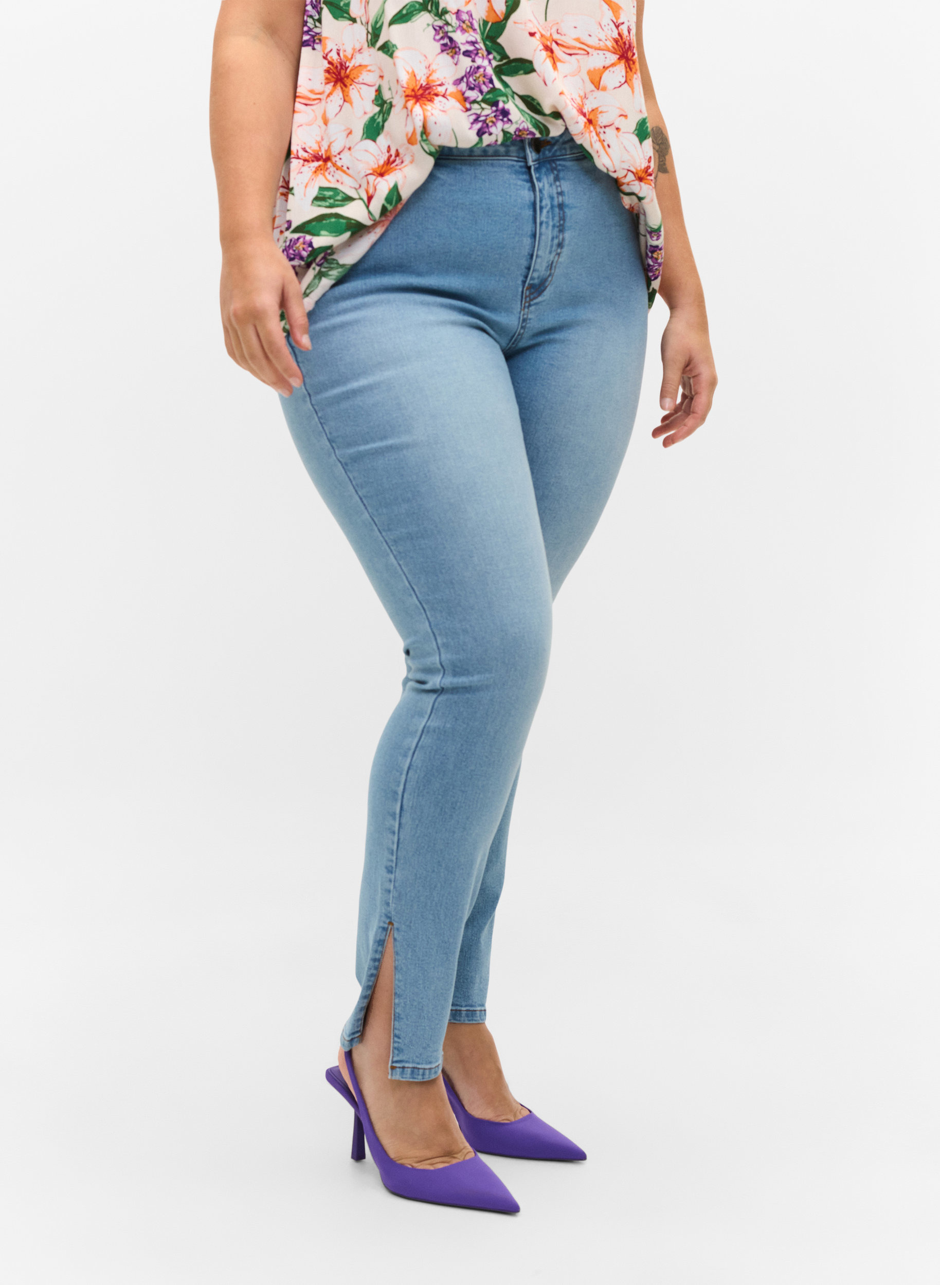 Amy Jeans mit hoher Taille und Schlitz, Light blue, Model image number 3