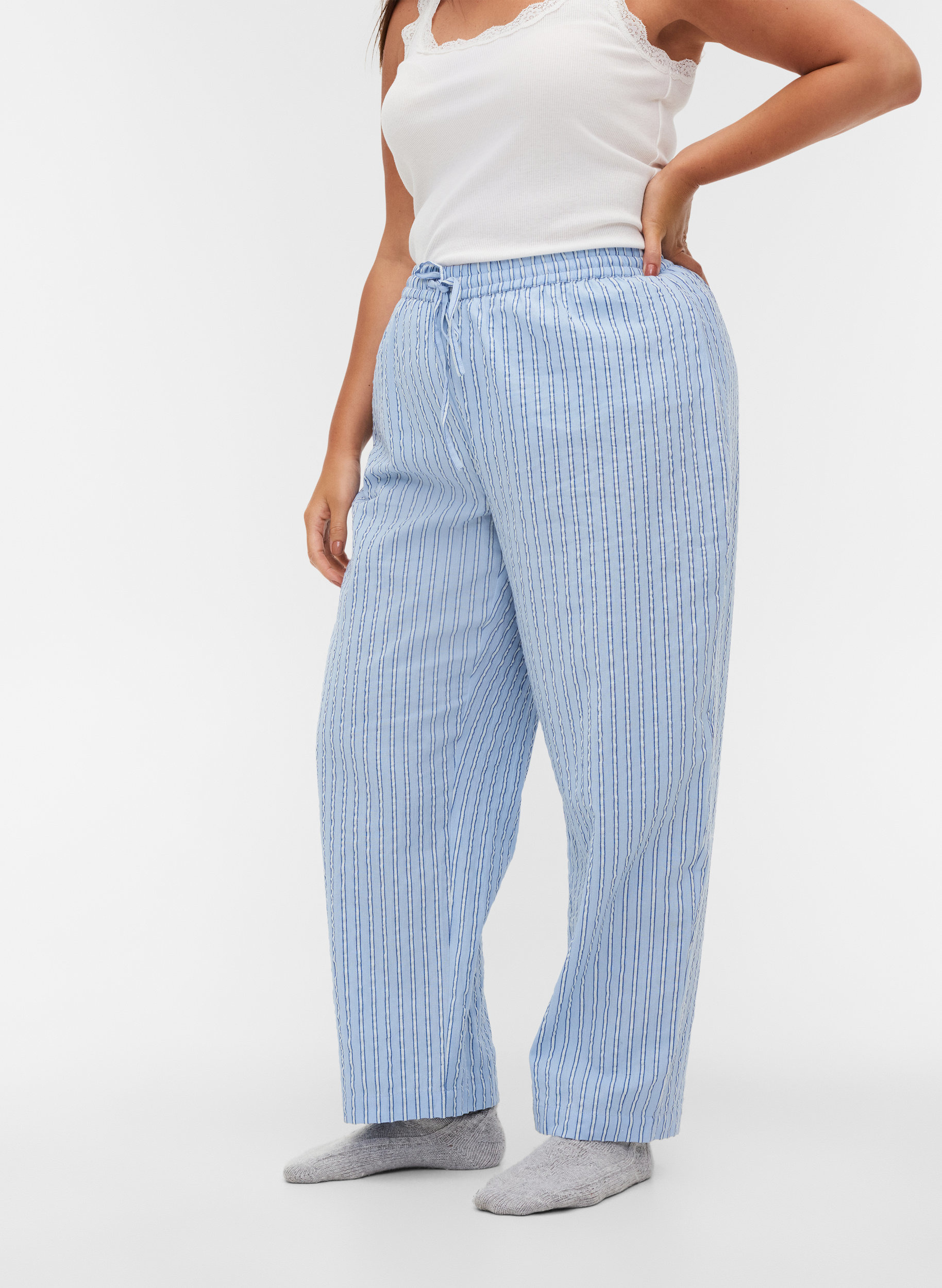 Lockere, gestreifte Schlafanzughose aus Baumwolle, Chambray Blue Stripe, Model image number 2