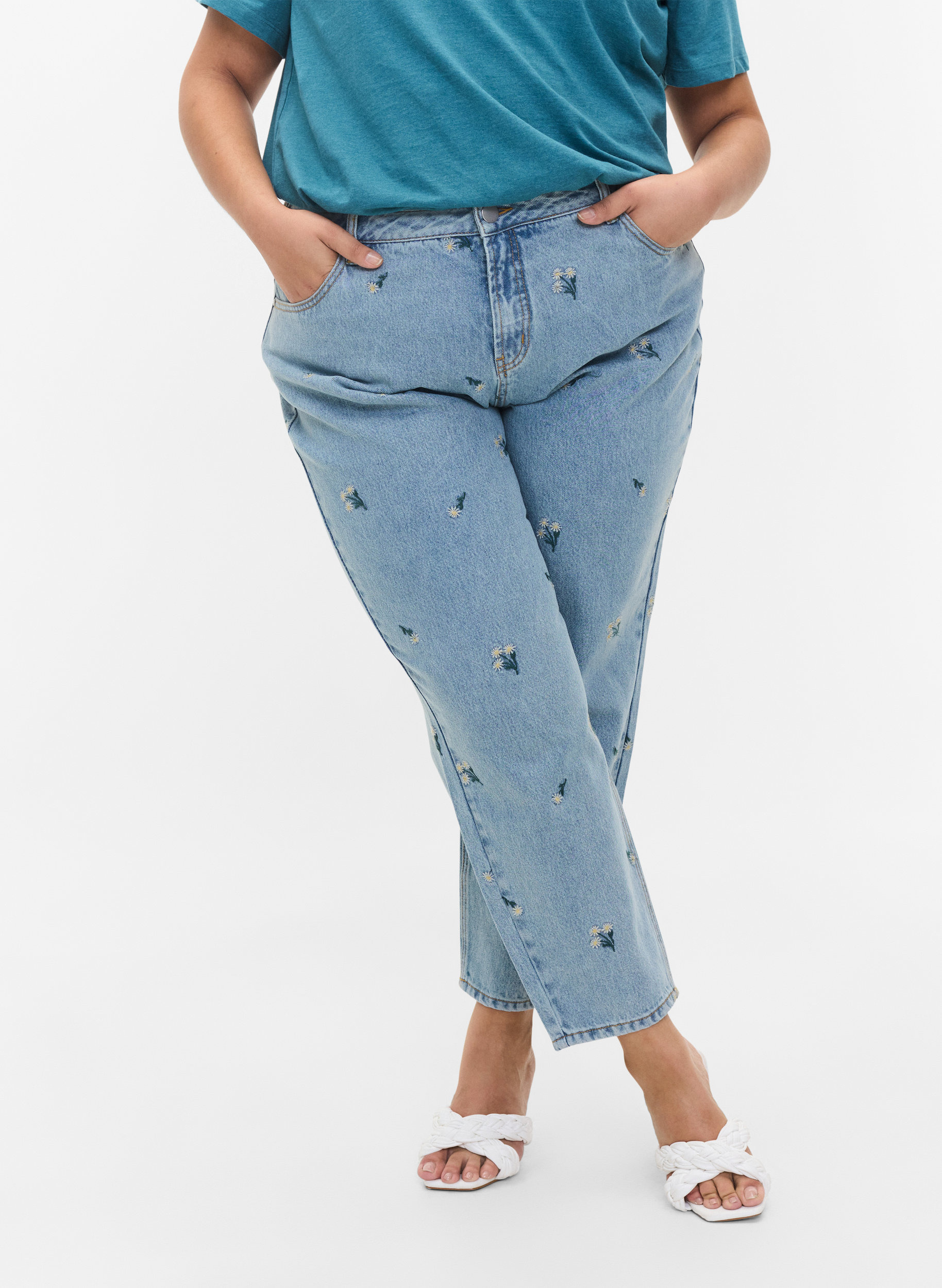 Mille Mom Fit Jeans mit Blumenstickerei, Blue w. Small Flower, Model image number 2