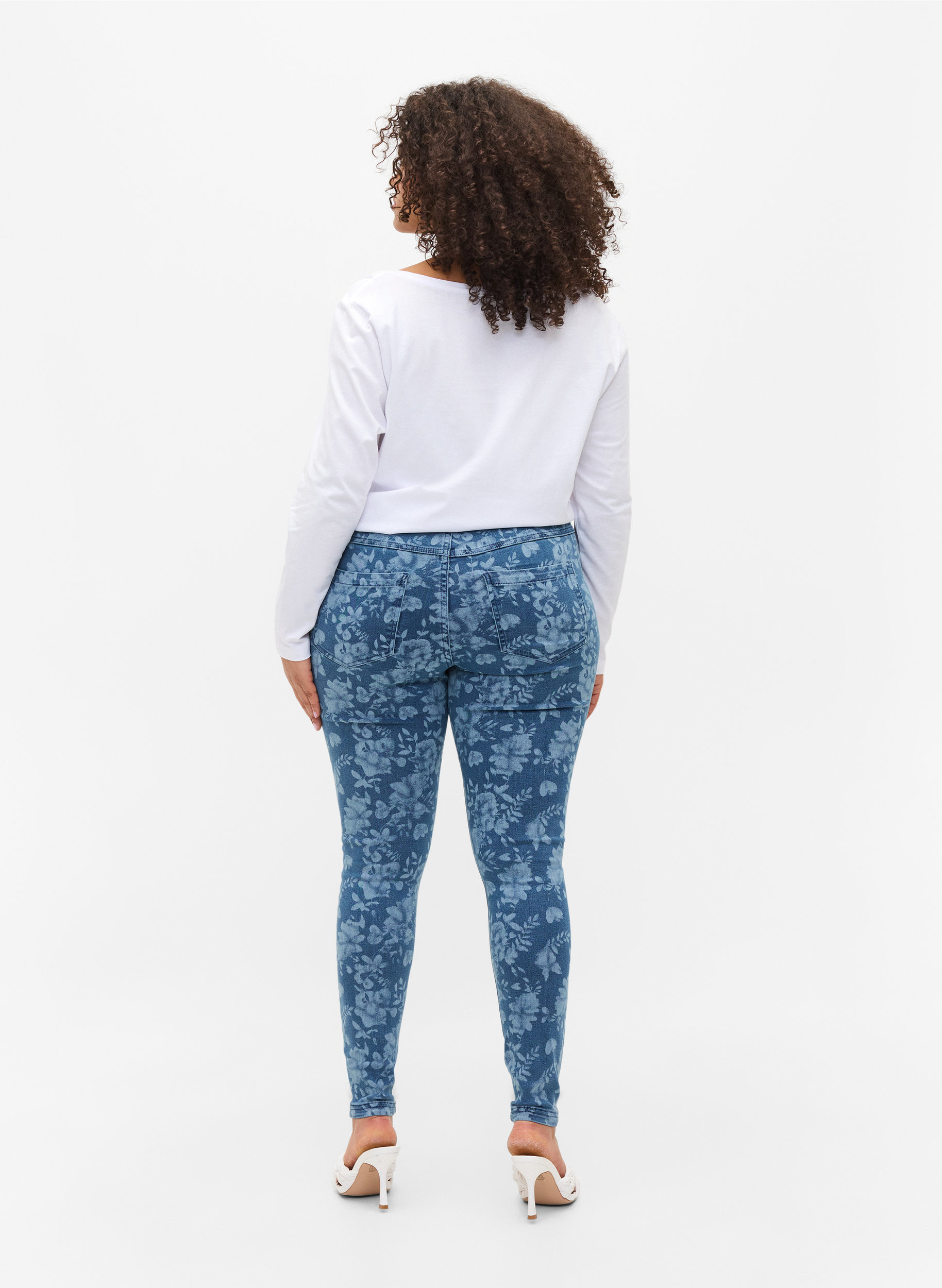 Super Slim Amy Jeans mit Muster, Blue denim, Model