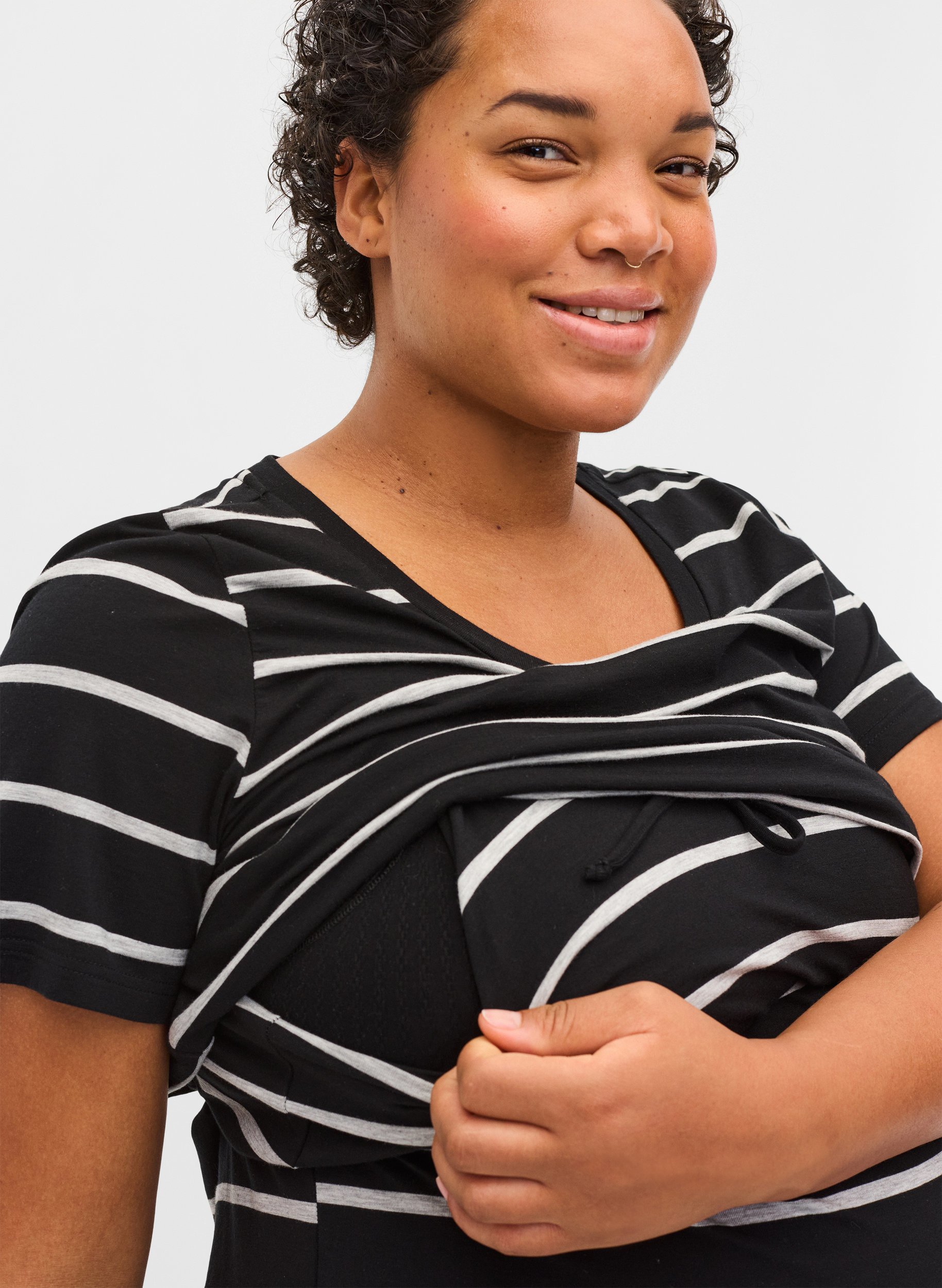 Gestreiftes Schwangerschaftskleid aus Viskose, Black Grey Stripe, Model image number 2