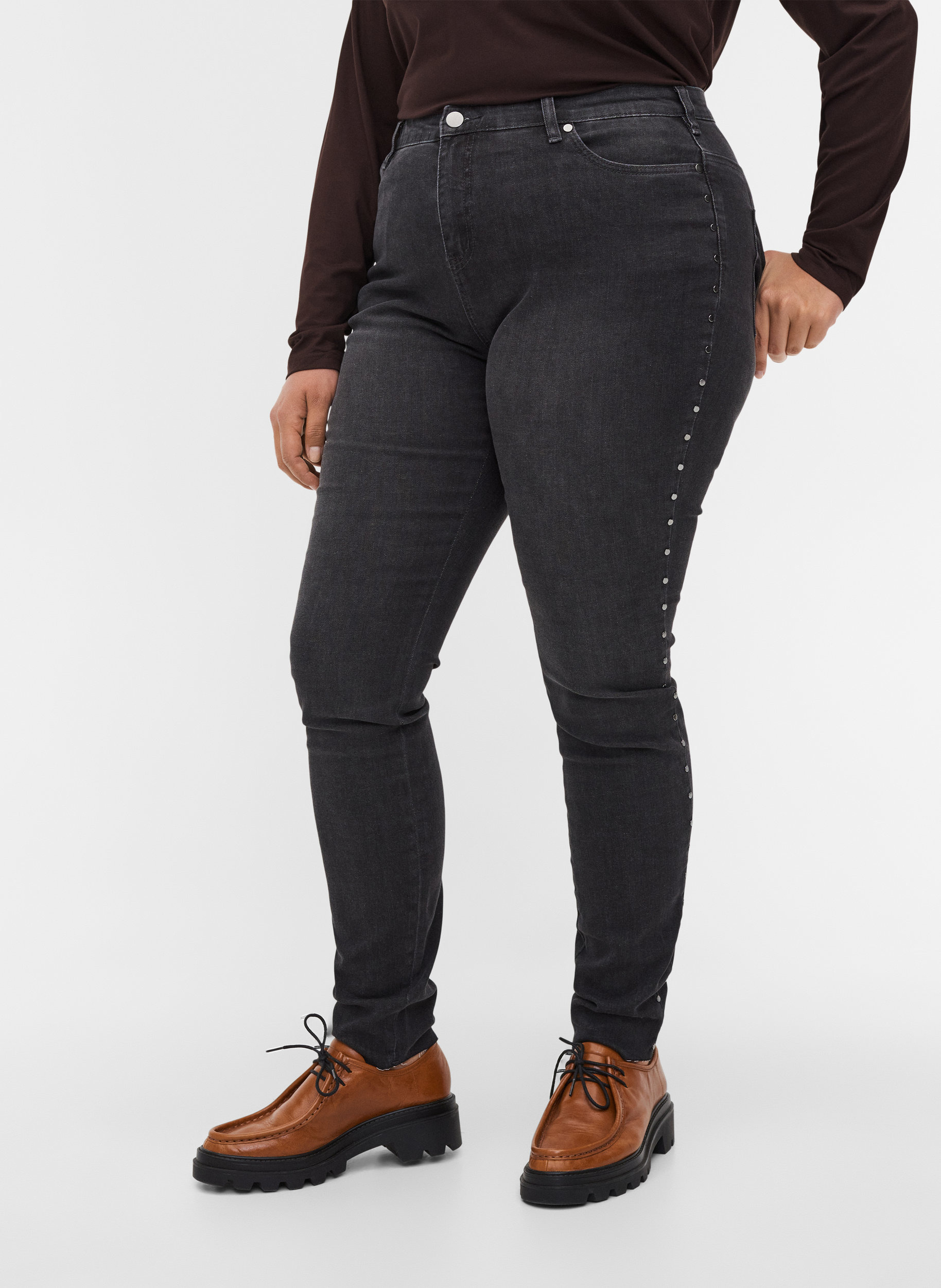 Hochtaillierte Amy Jeans mit Nieten an der Seitennaht, Dark Grey Denim, Model image number 2