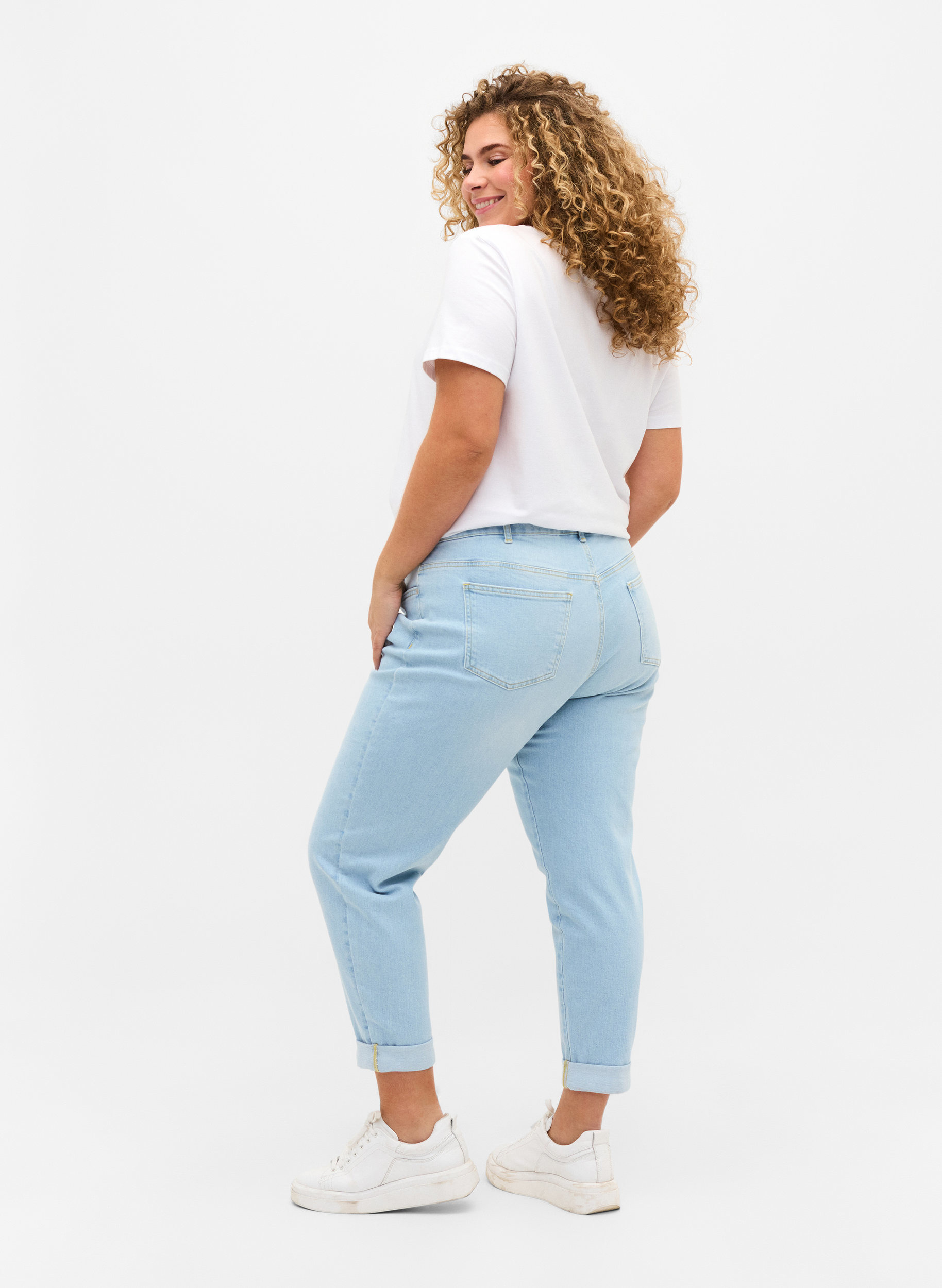 Cropped Mom Fit Mille Jeans mit Stickerei, Light blue denim, Model image number 1