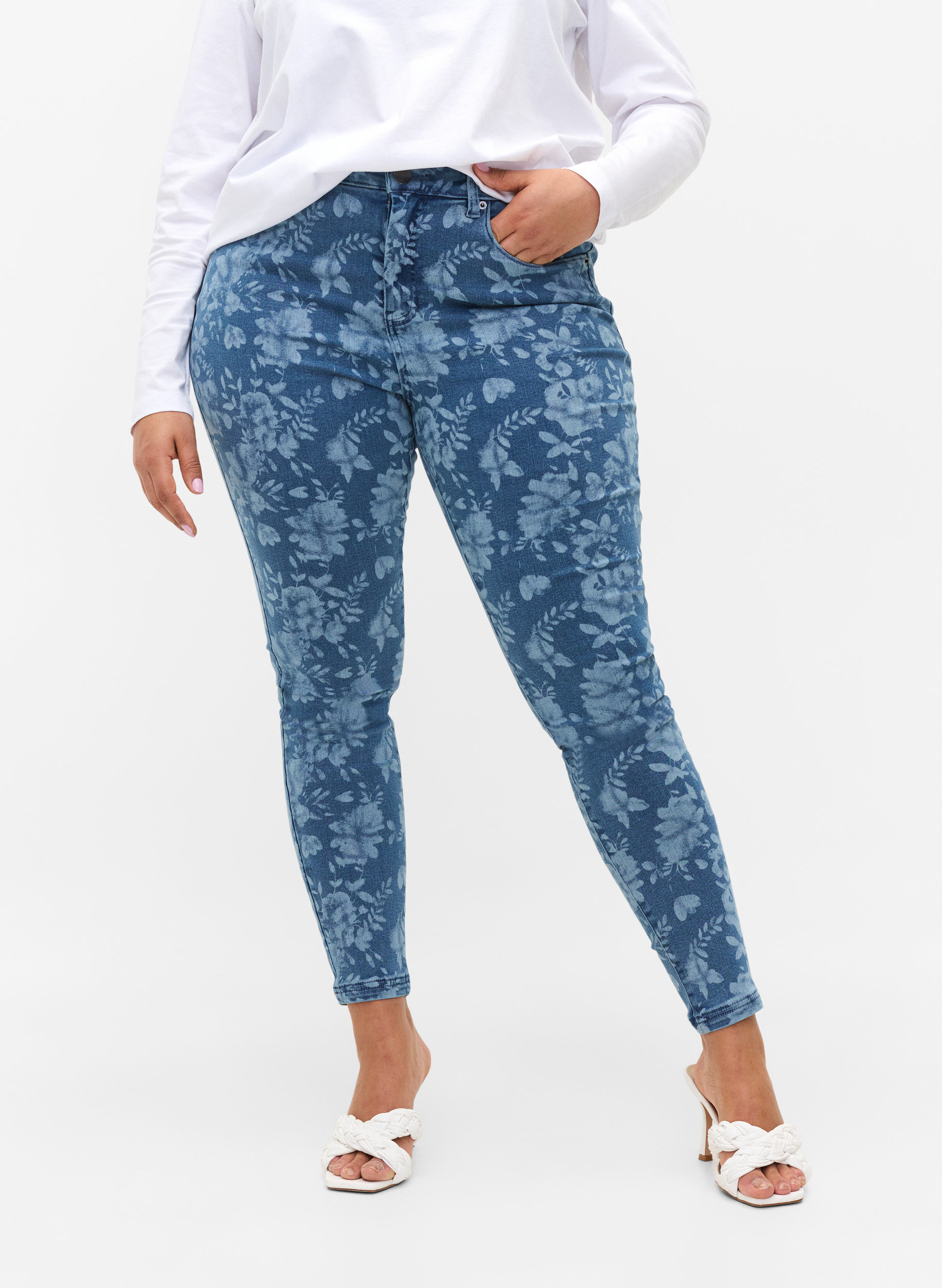 Super Slim Amy Jeans mit Muster, Blue denim, Model